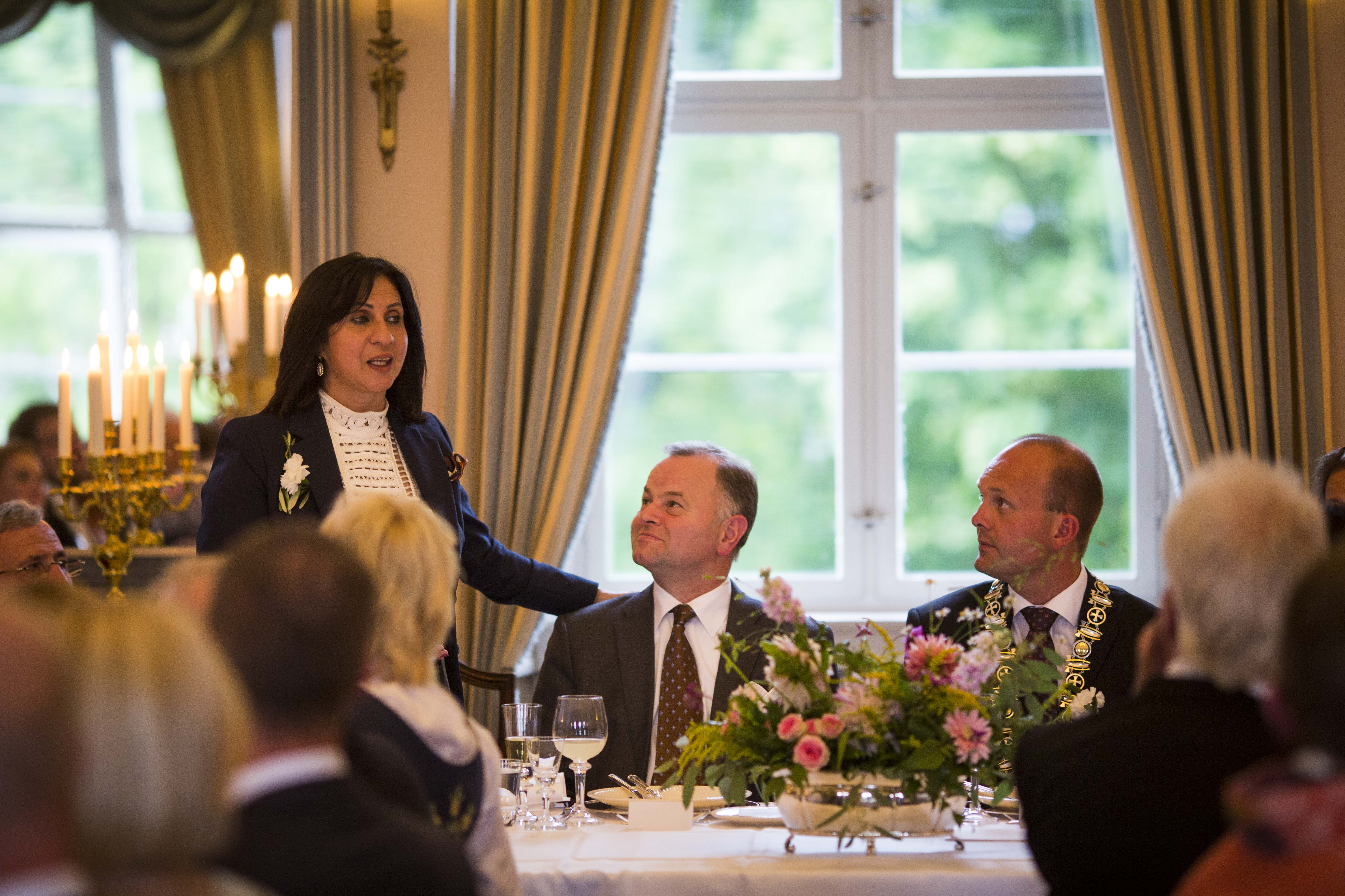 رئيسة بلدية بيت لحم تزور ساربسبورغ بهدف تدشين عمود طبق الأصل عن أعمدة كنيسة المهد بمشاركة ملك النرويج 