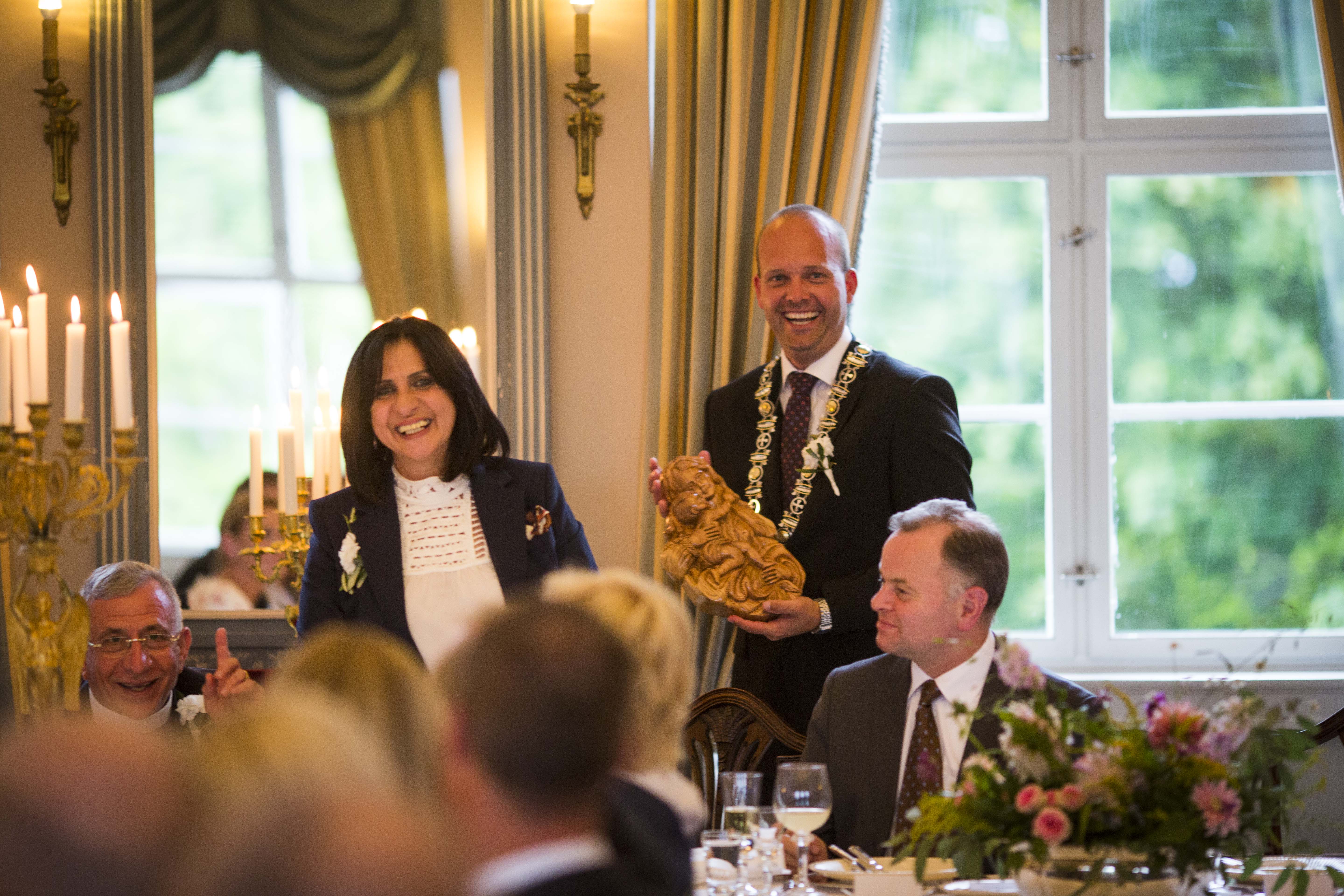 رئيسة بلدية بيت لحم تزور ساربسبورغ بهدف تدشين عمود طبق الأصل عن أعمدة كنيسة المهد بمشاركة ملك النرويج 