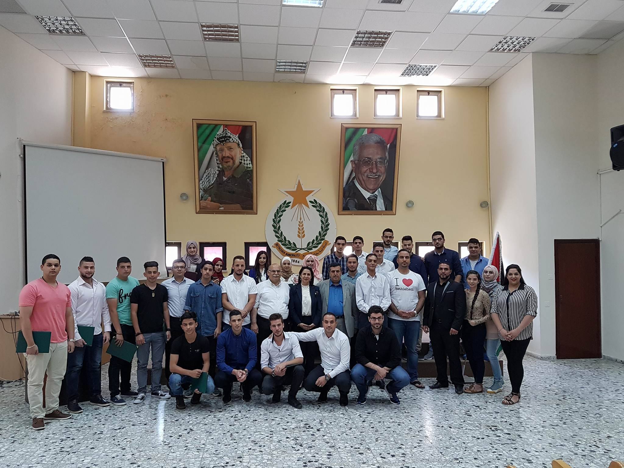 المجلس المحلي الشبابي في بيت لحم يكرم الناجحين في الثانوية العامة من أعضاء الهيئة العامة والمجلس الشبابي