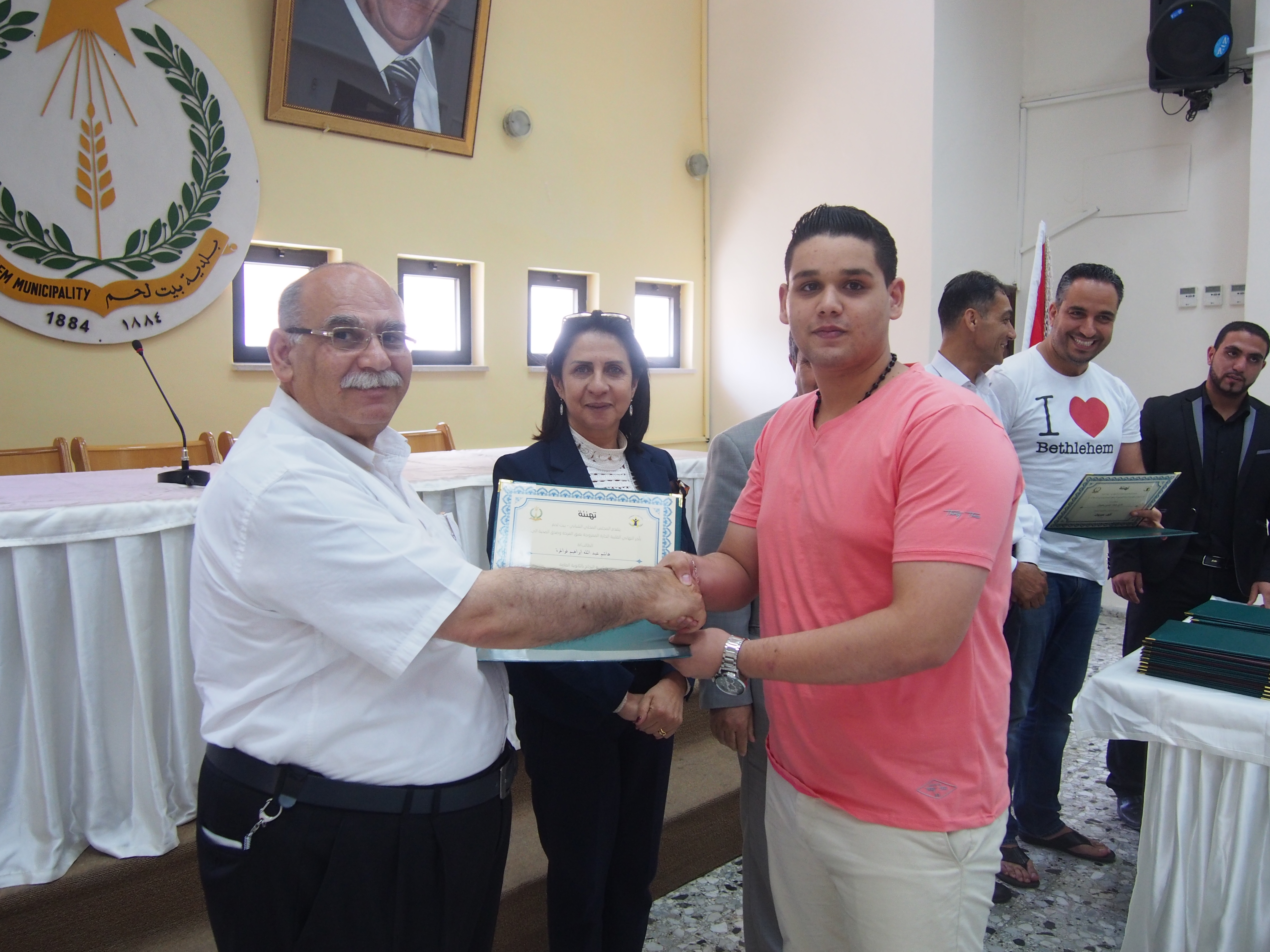 المجلس المحلي الشبابي في بيت لحم يكرم الناجحين في الثانوية العامة من أعضاء الهيئة العامة والمجلس الشبابي