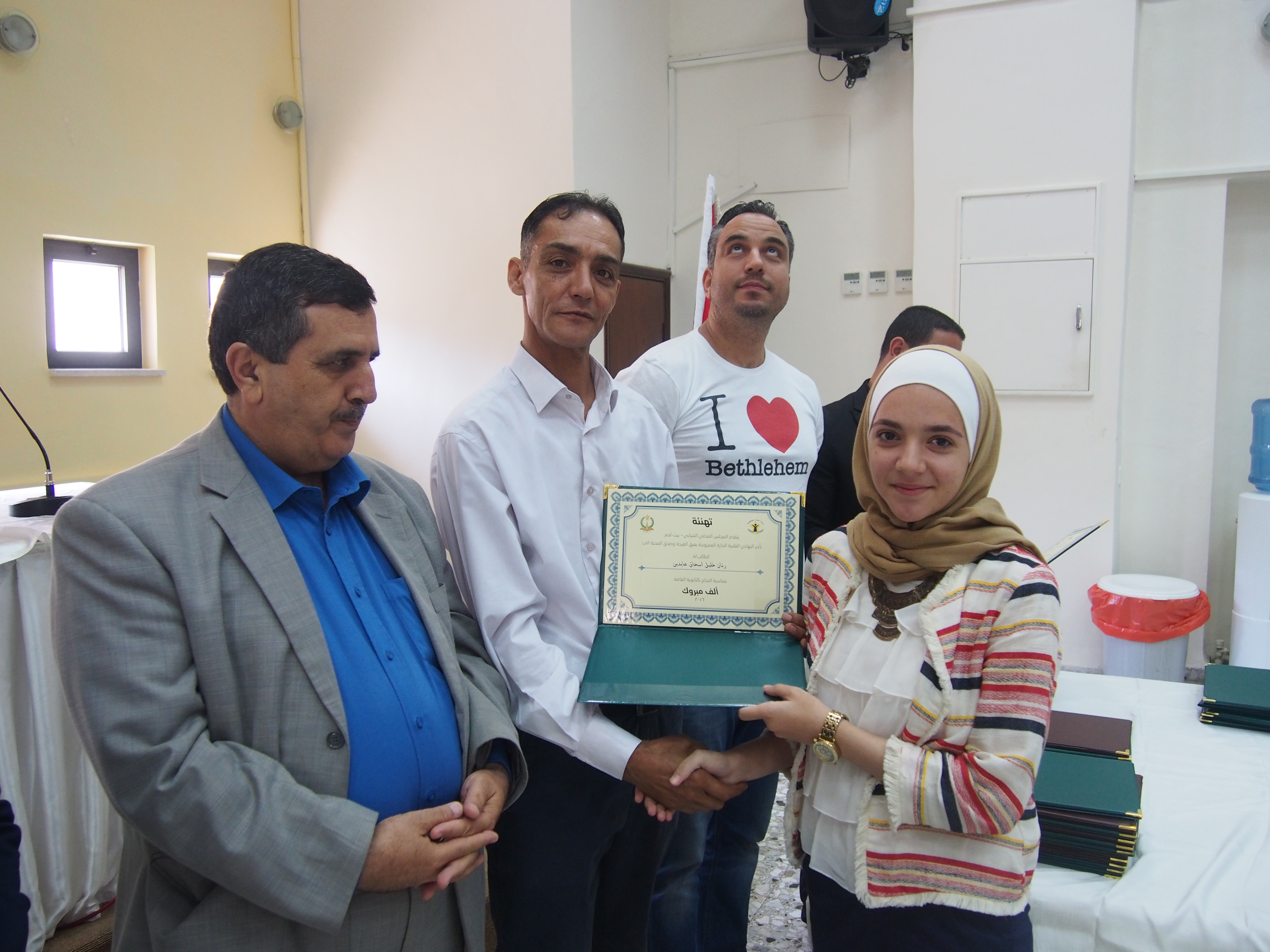 المجلس المحلي الشبابي في بيت لحم يكرم الناجحين في الثانوية العامة من أعضاء الهيئة العامة والمجلس الشبابي