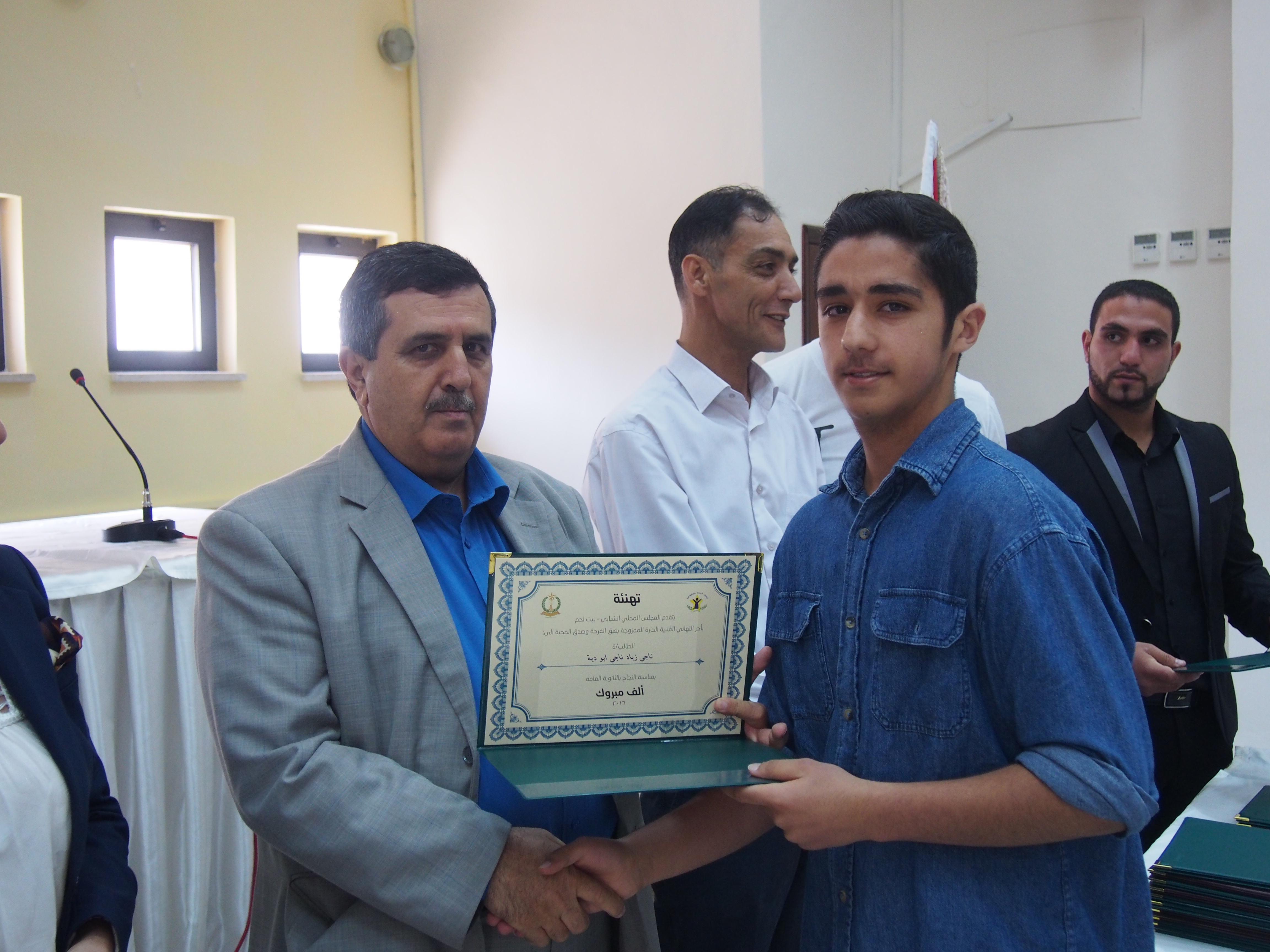 المجلس المحلي الشبابي في بيت لحم يكرم الناجحين في الثانوية العامة من أعضاء الهيئة العامة والمجلس الشبابي