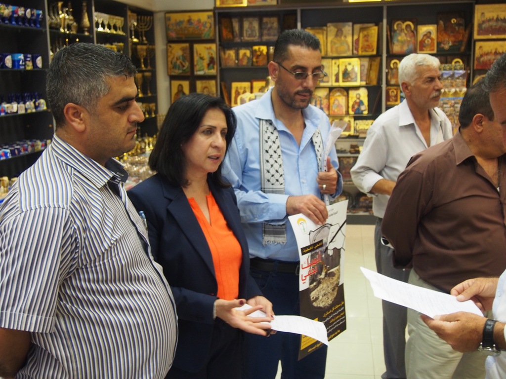 رئيسة بلدية بيت لحم تشارك في انطلاق الحملة الوطنية لتسجيل أضرار جدار الفصل العنصري