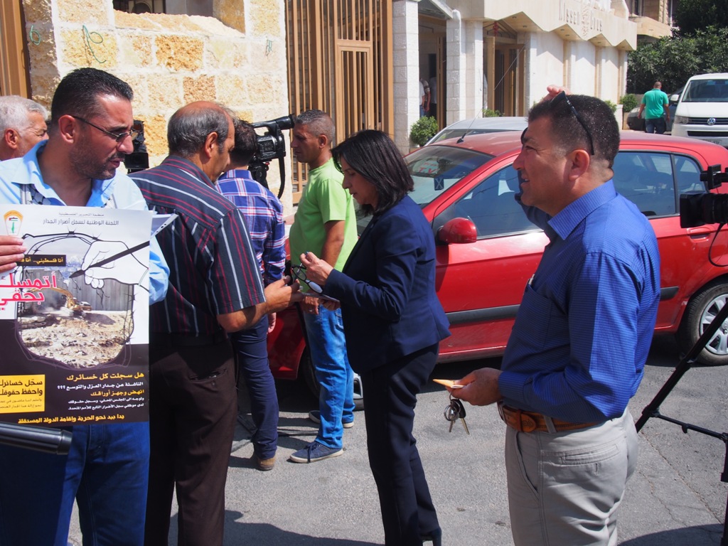 رئيسة بلدية بيت لحم تشارك في انطلاق الحملة الوطنية لتسجيل أضرار جدار الفصل العنصري