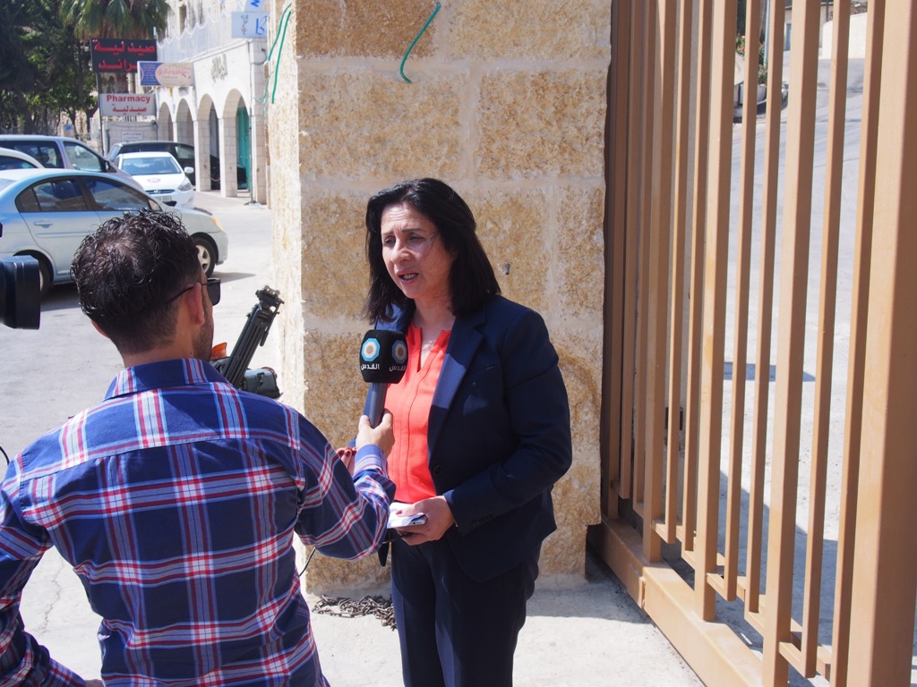 رئيسة بلدية بيت لحم تشارك في انطلاق الحملة الوطنية لتسجيل أضرار جدار الفصل العنصري