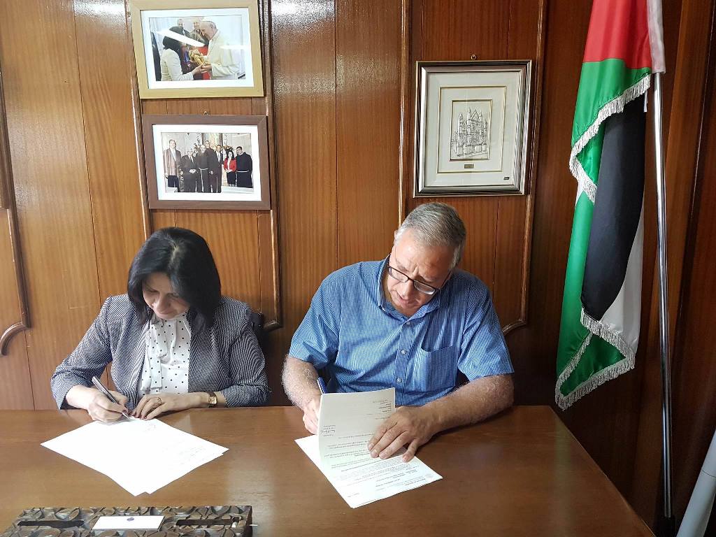  بلدية بيت لحم تجدد إتفاقية التعاون السنوية مع البعثة البابوية بهدف دعم حديقة ماري دوتي