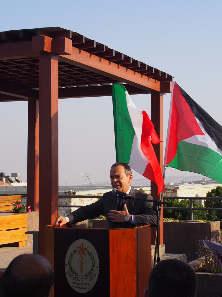 بلدية بيت لحم تكرم القنصل الإيطالي السابق وتمنحه مواطنة بيت لحم الفخرية 