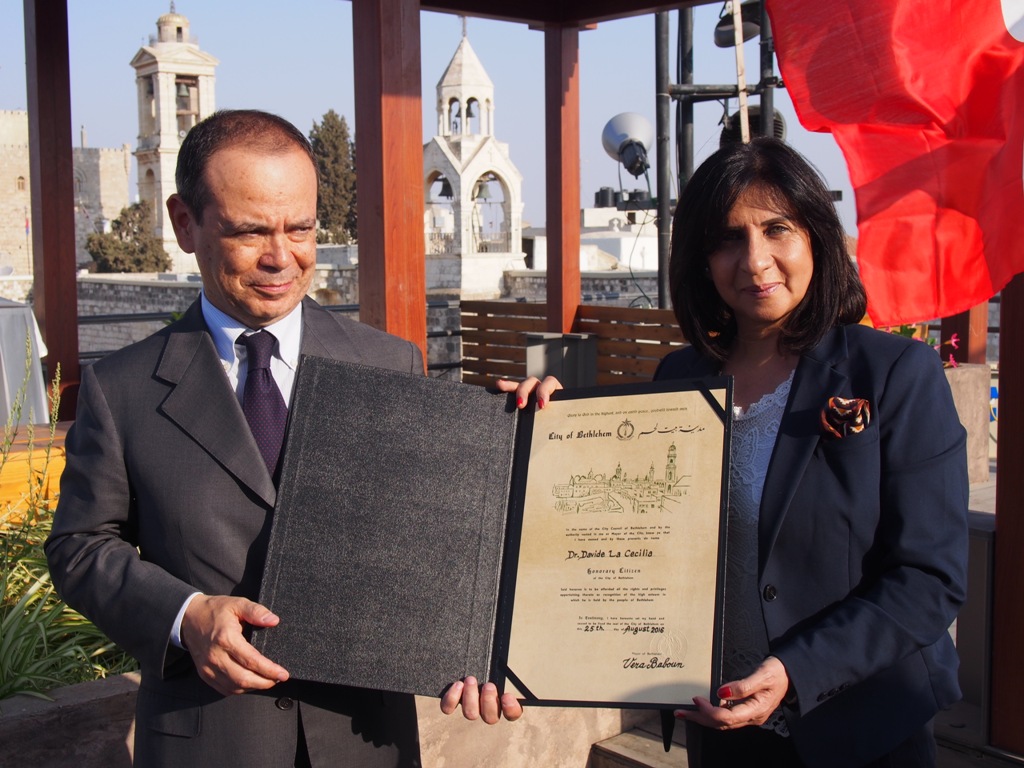 بلدية بيت لحم تكرم القنصل الإيطالي السابق وتمنحه مواطنة بيت لحم الفخرية 