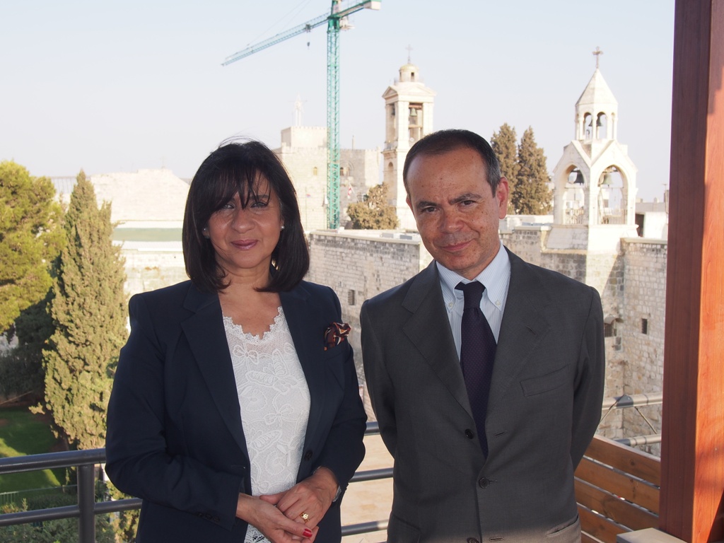 بلدية بيت لحم تكرم القنصل الإيطالي السابق وتمنحه مواطنة بيت لحم الفخرية 