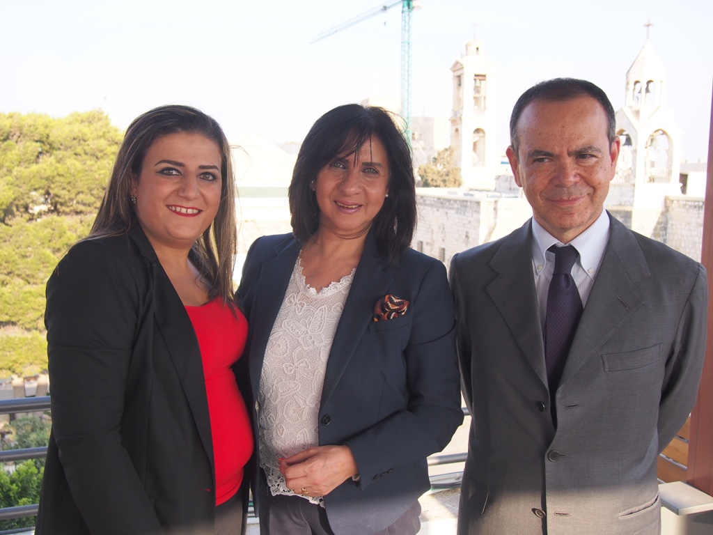 بلدية بيت لحم تكرم القنصل الإيطالي السابق وتمنحه مواطنة بيت لحم الفخرية 