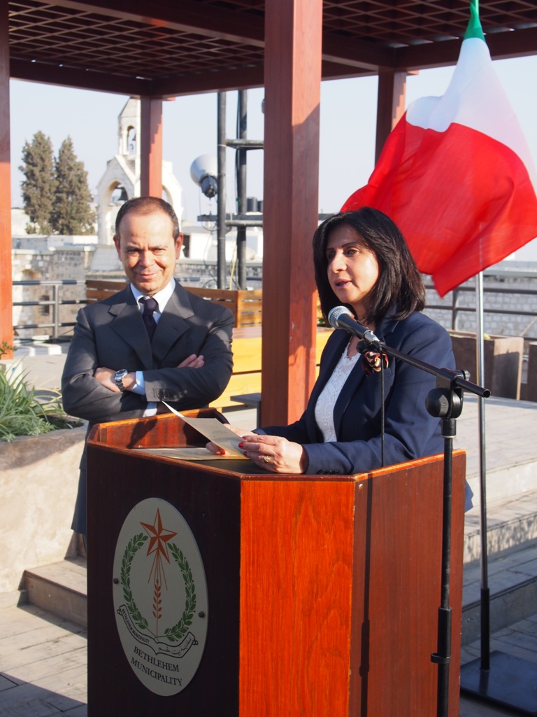 بلدية بيت لحم تكرم القنصل الإيطالي السابق وتمنحه مواطنة بيت لحم الفخرية 