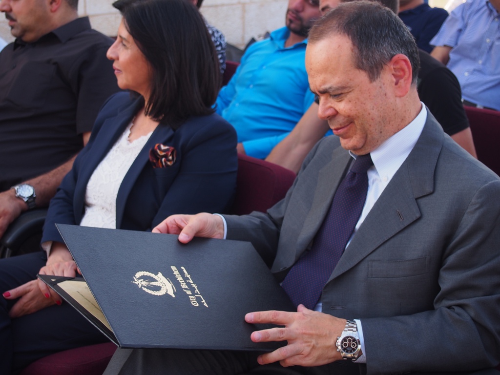 بلدية بيت لحم تكرم القنصل الإيطالي السابق وتمنحه مواطنة بيت لحم الفخرية 