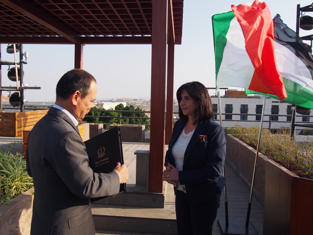 بلدية بيت لحم تكرم القنصل الإيطالي السابق وتمنحه مواطنة بيت لحم الفخرية 