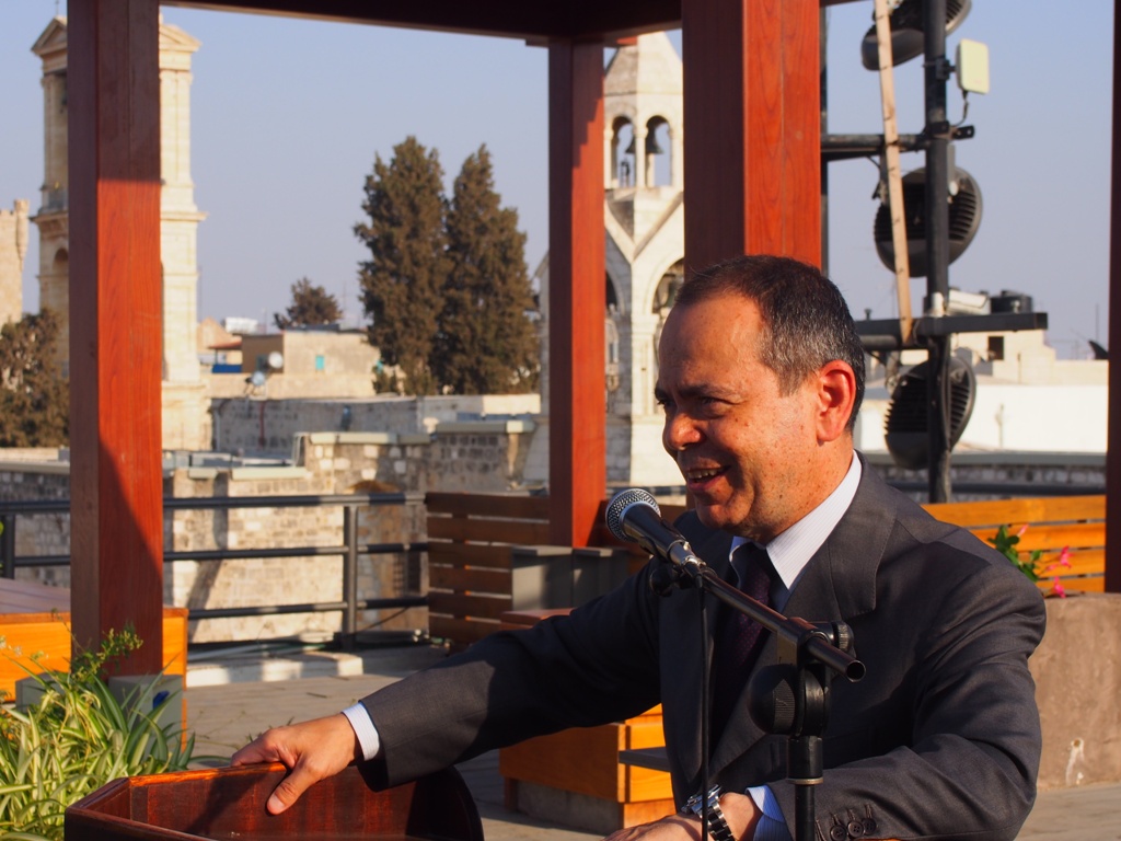 بلدية بيت لحم تكرم القنصل الإيطالي السابق وتمنحه مواطنة بيت لحم الفخرية 