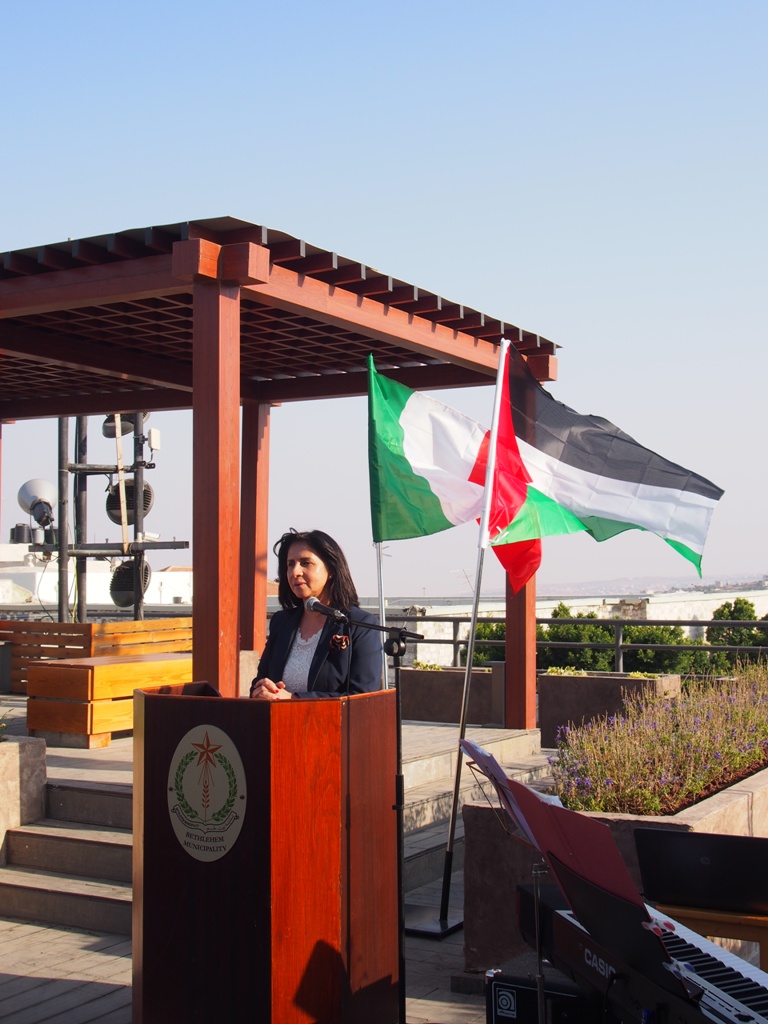 بلدية بيت لحم تكرم القنصل الإيطالي السابق وتمنحه مواطنة بيت لحم الفخرية 