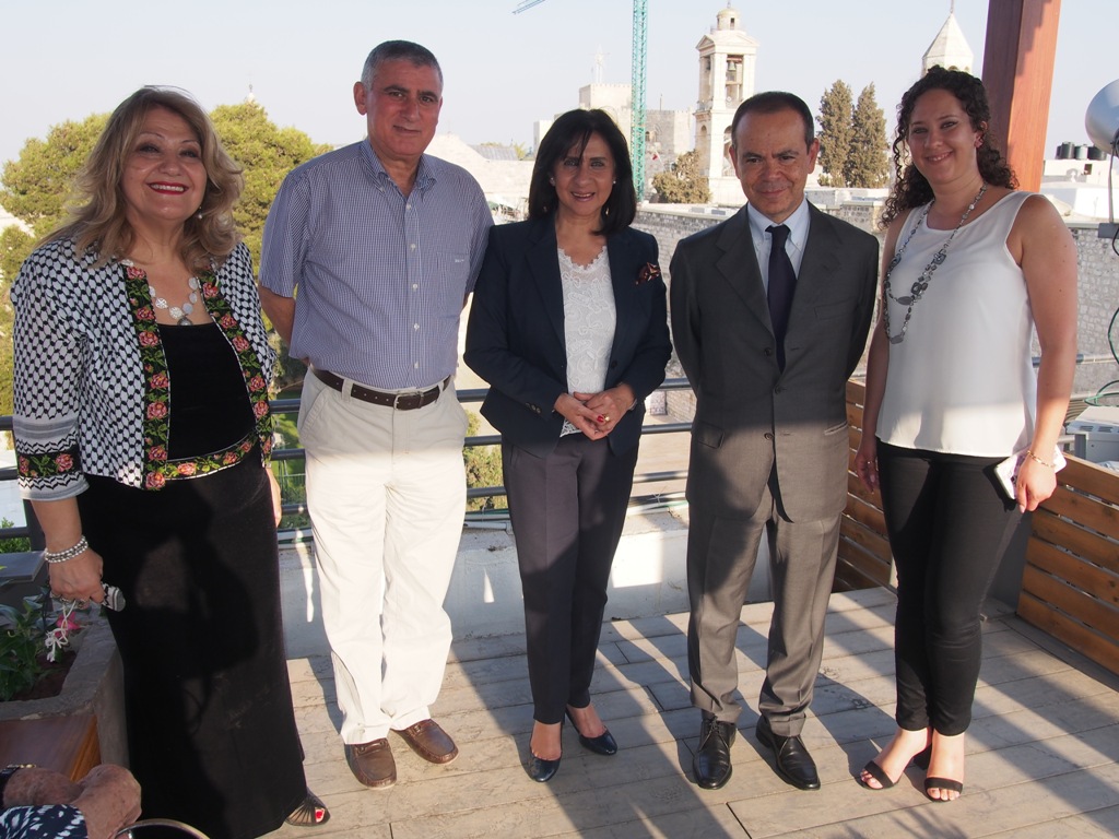 بلدية بيت لحم تكرم القنصل الإيطالي السابق وتمنحه مواطنة بيت لحم الفخرية 