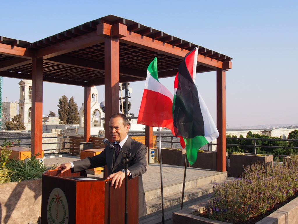 بلدية بيت لحم تكرم القنصل الإيطالي السابق وتمنحه مواطنة بيت لحم الفخرية 