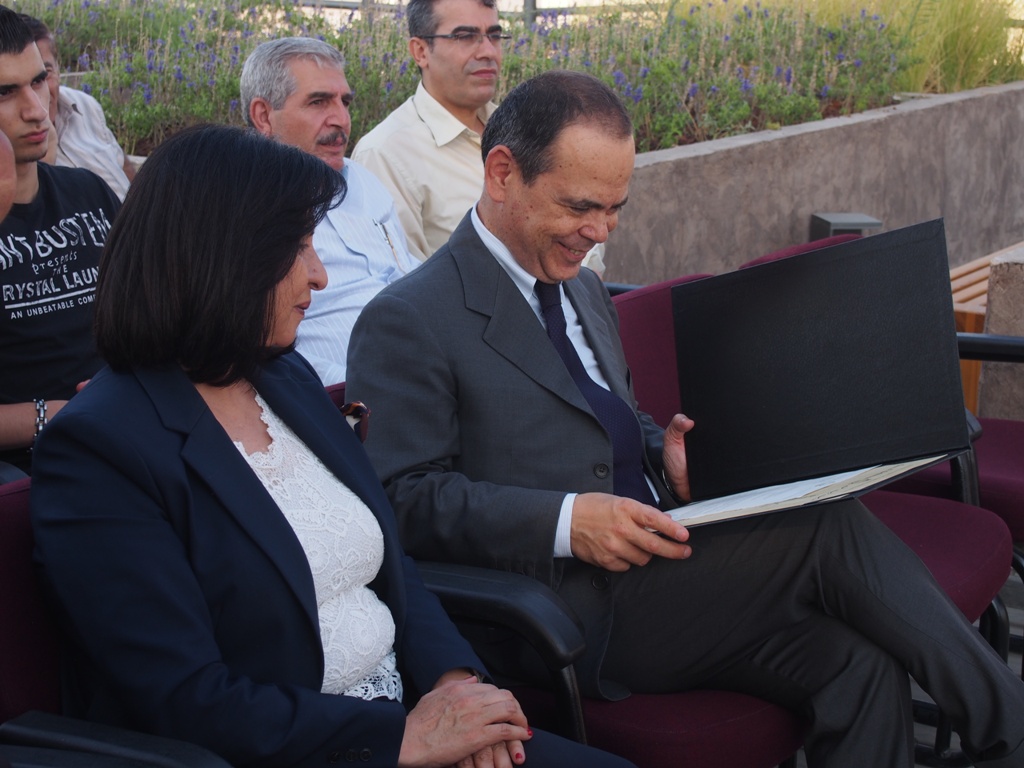 بلدية بيت لحم تكرم القنصل الإيطالي السابق وتمنحه مواطنة بيت لحم الفخرية 