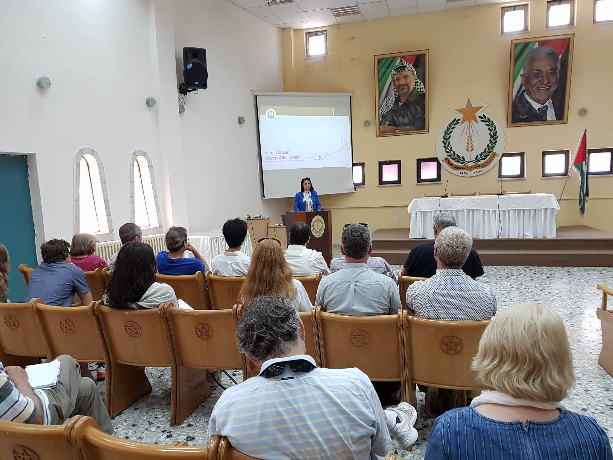 رئيسة بلدية بيت لحم تلتقي عدد من الأكاديميين القادمين من المملكة المتحدة 