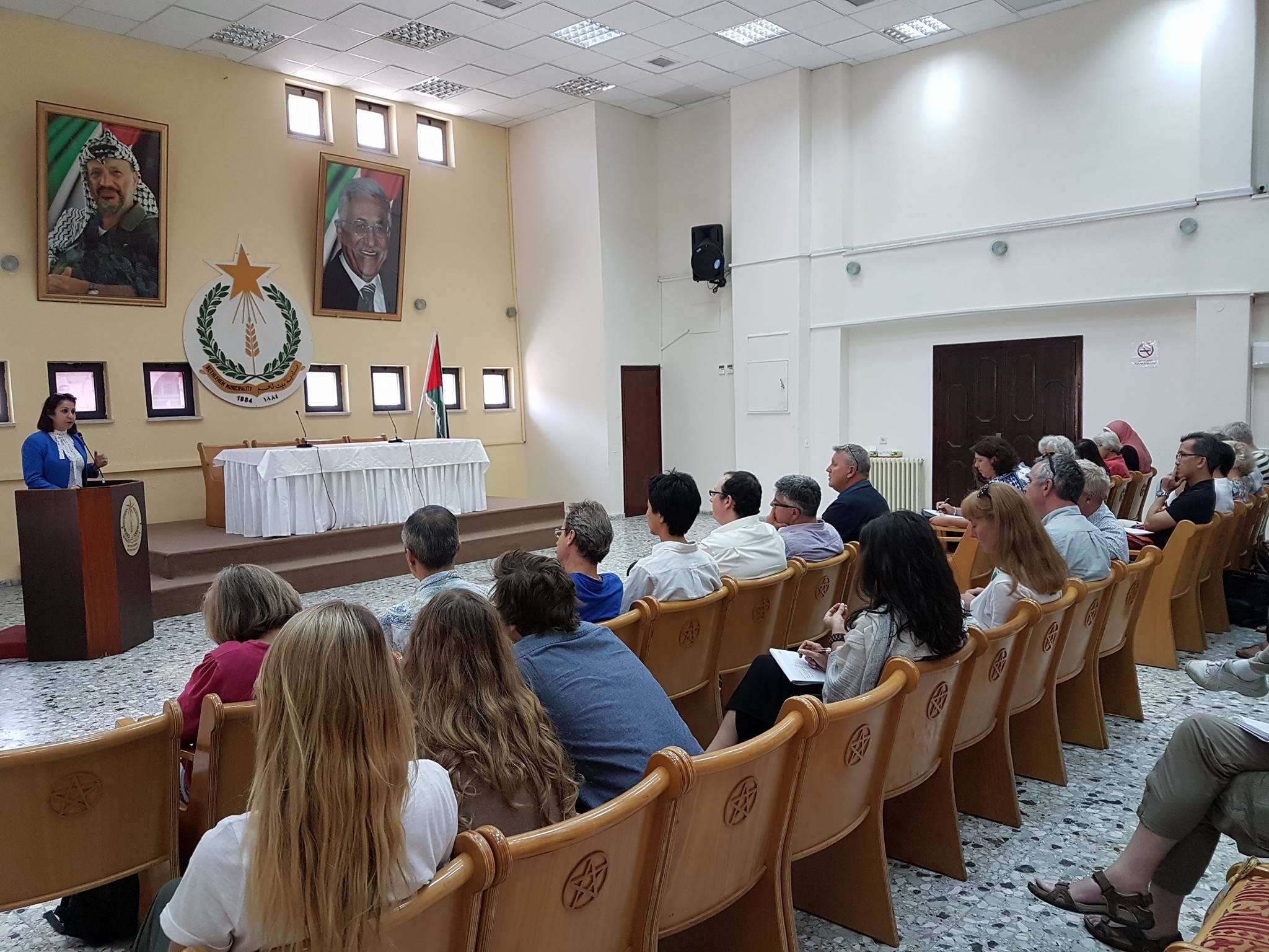 رئيسة بلدية بيت لحم تلتقي عدد من الأكاديميين القادمين من المملكة المتحدة 