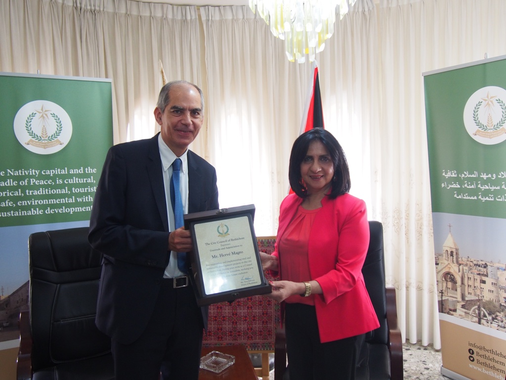 بابون تكرم القنصل الفرنسي العام ماغرو لدعمه بيت لحم 