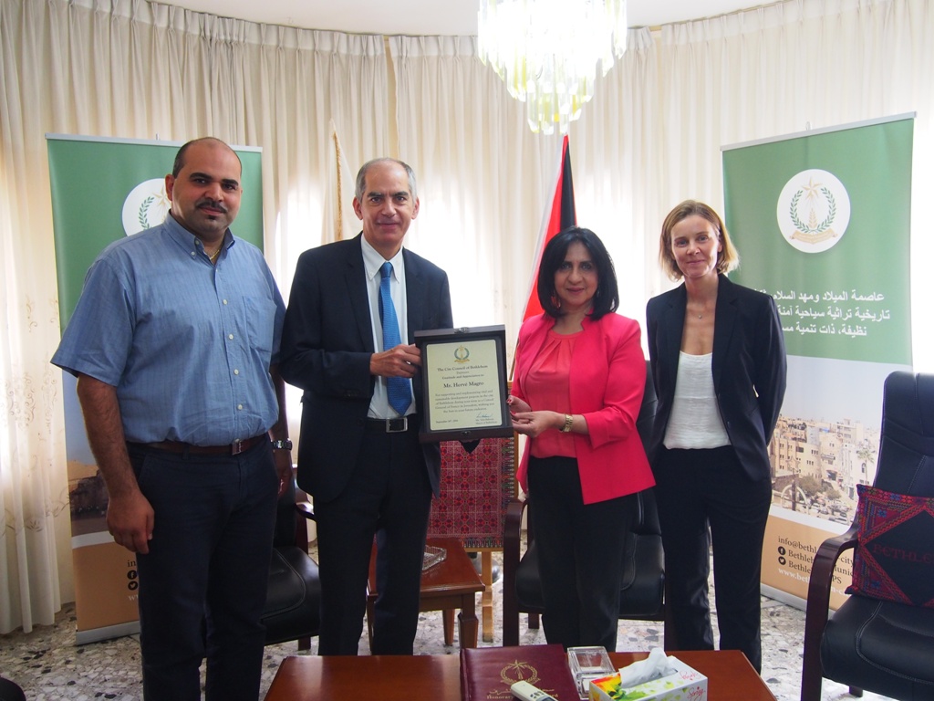 بابون تكرم القنصل الفرنسي العام ماغرو لدعمه بيت لحم 