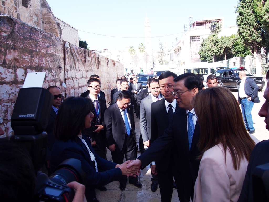 رئيسة بلدية بيت لحم تشارك في استقبال رئيس اللجنة الدائمة لمجلس نواب الشعب الصيني