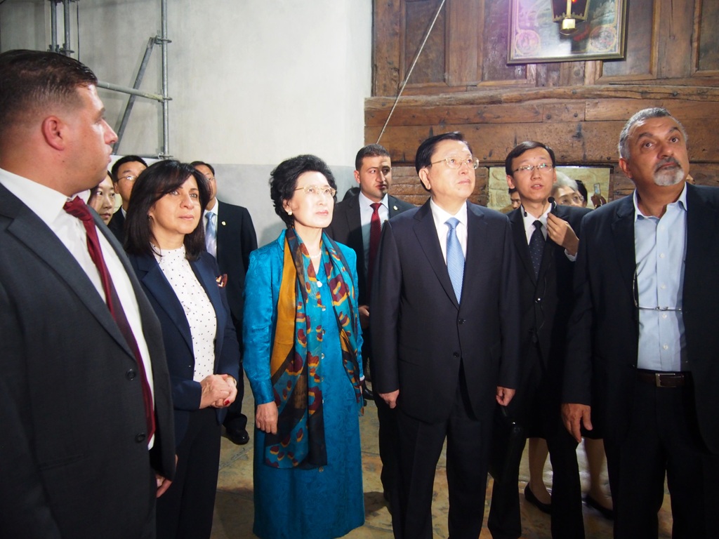 رئيسة بلدية بيت لحم تشارك في استقبال رئيس اللجنة الدائمة لمجلس نواب الشعب الصيني