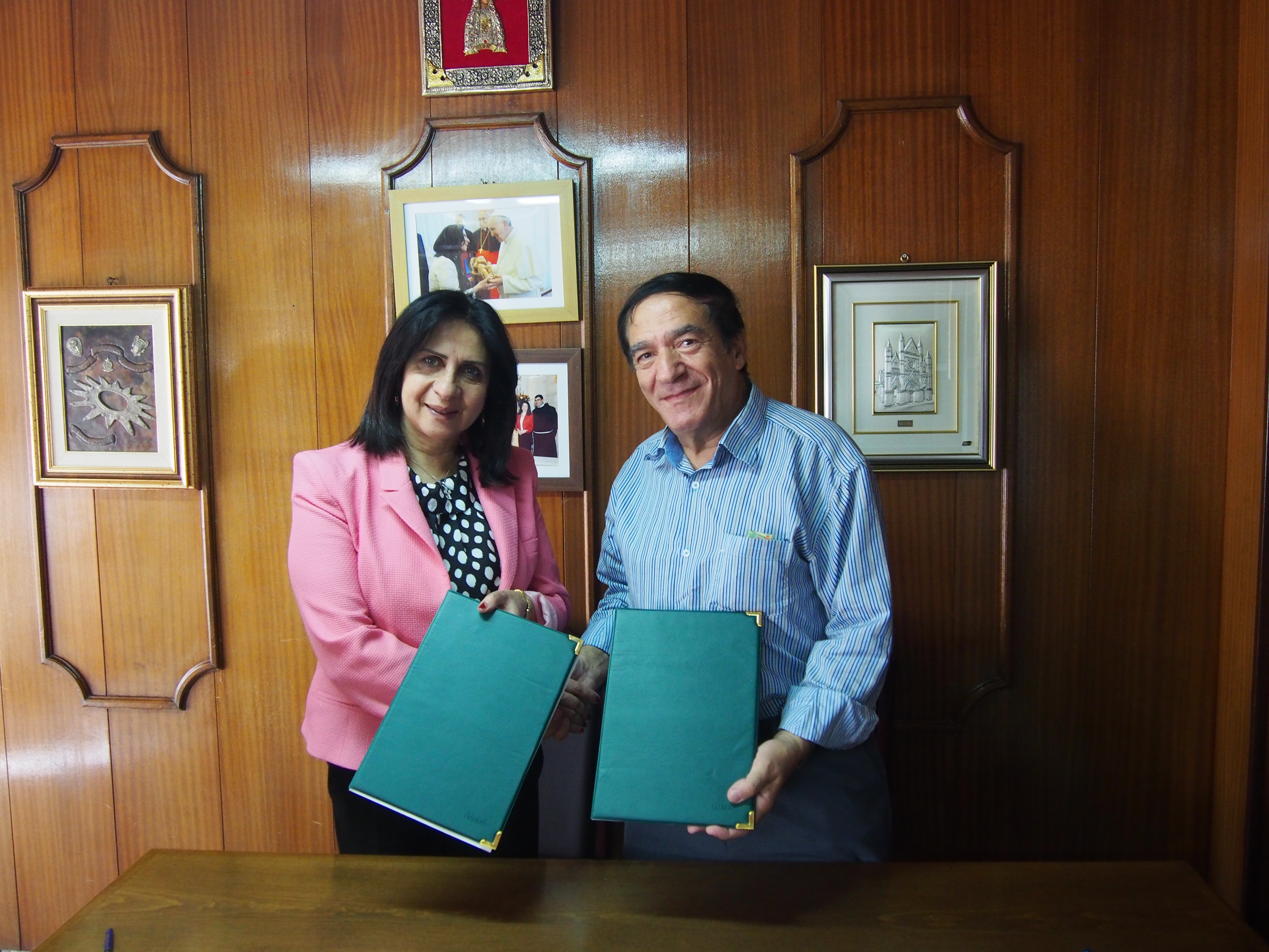  بهدف تعزيز أواصر التعاون في المجالات الثقافية والتربوية الفنية رئيسة بلدية بيت لحم ورئيس أكاديمية بيت لحم للموسيقى يوقعان مذكرة تفاهم