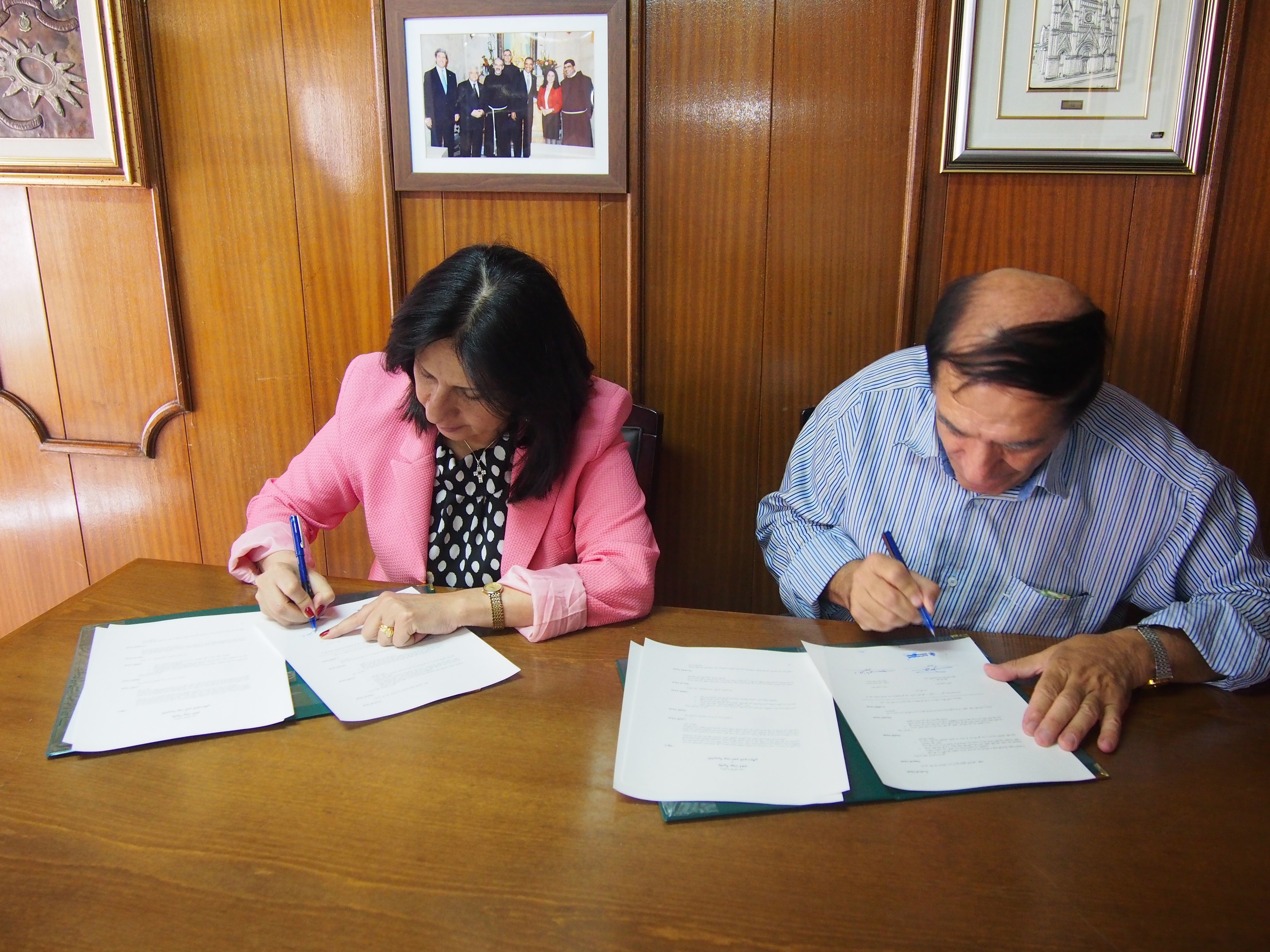  بهدف تعزيز أواصر التعاون في المجالات الثقافية والتربوية الفنية رئيسة بلدية بيت لحم ورئيس أكاديمية بيت لحم للموسيقى يوقعان مذكرة تفاهم