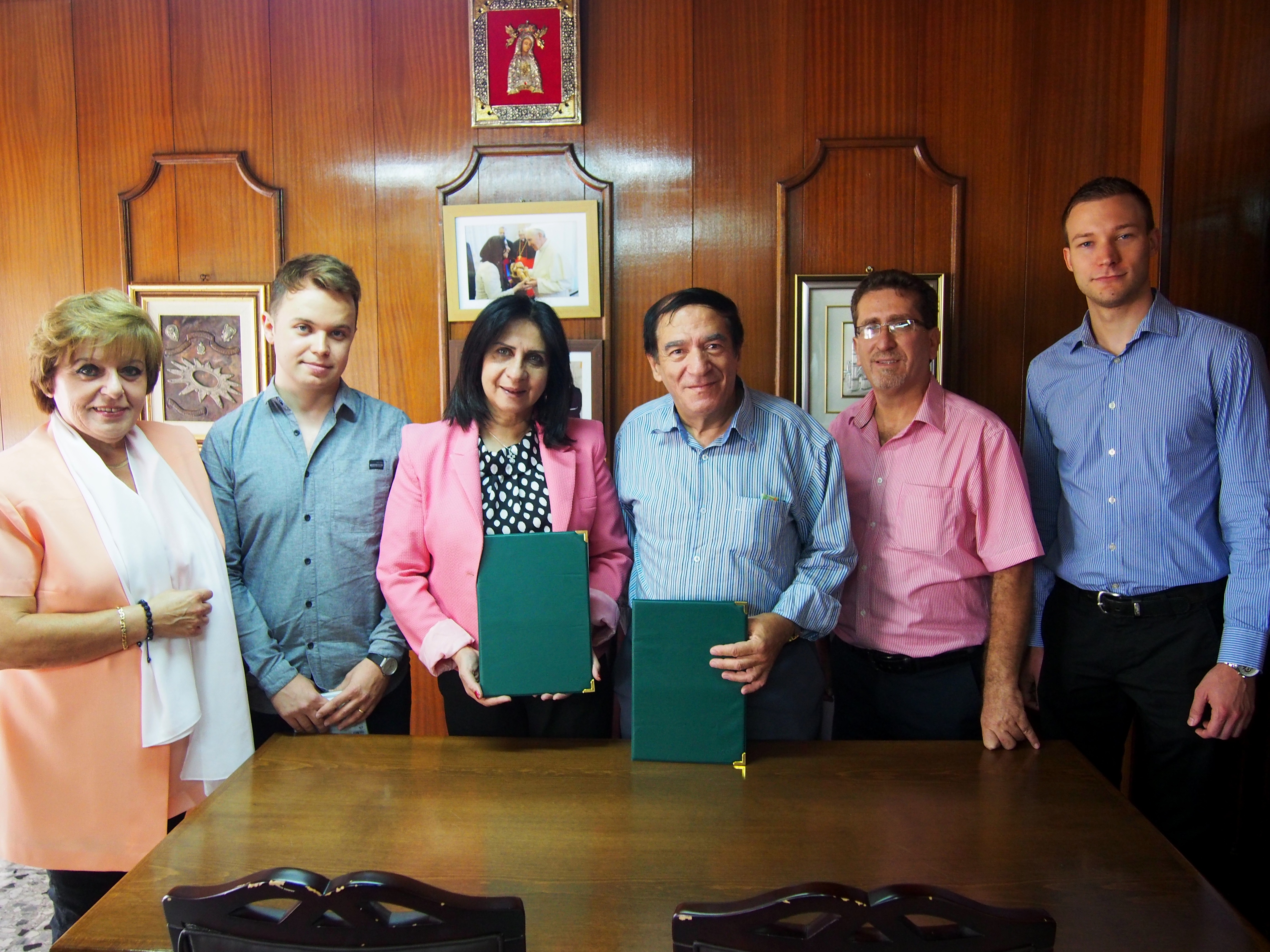  بهدف تعزيز أواصر التعاون في المجالات الثقافية والتربوية الفنية رئيسة بلدية بيت لحم ورئيس أكاديمية بيت لحم للموسيقى يوقعان مذكرة تفاهم