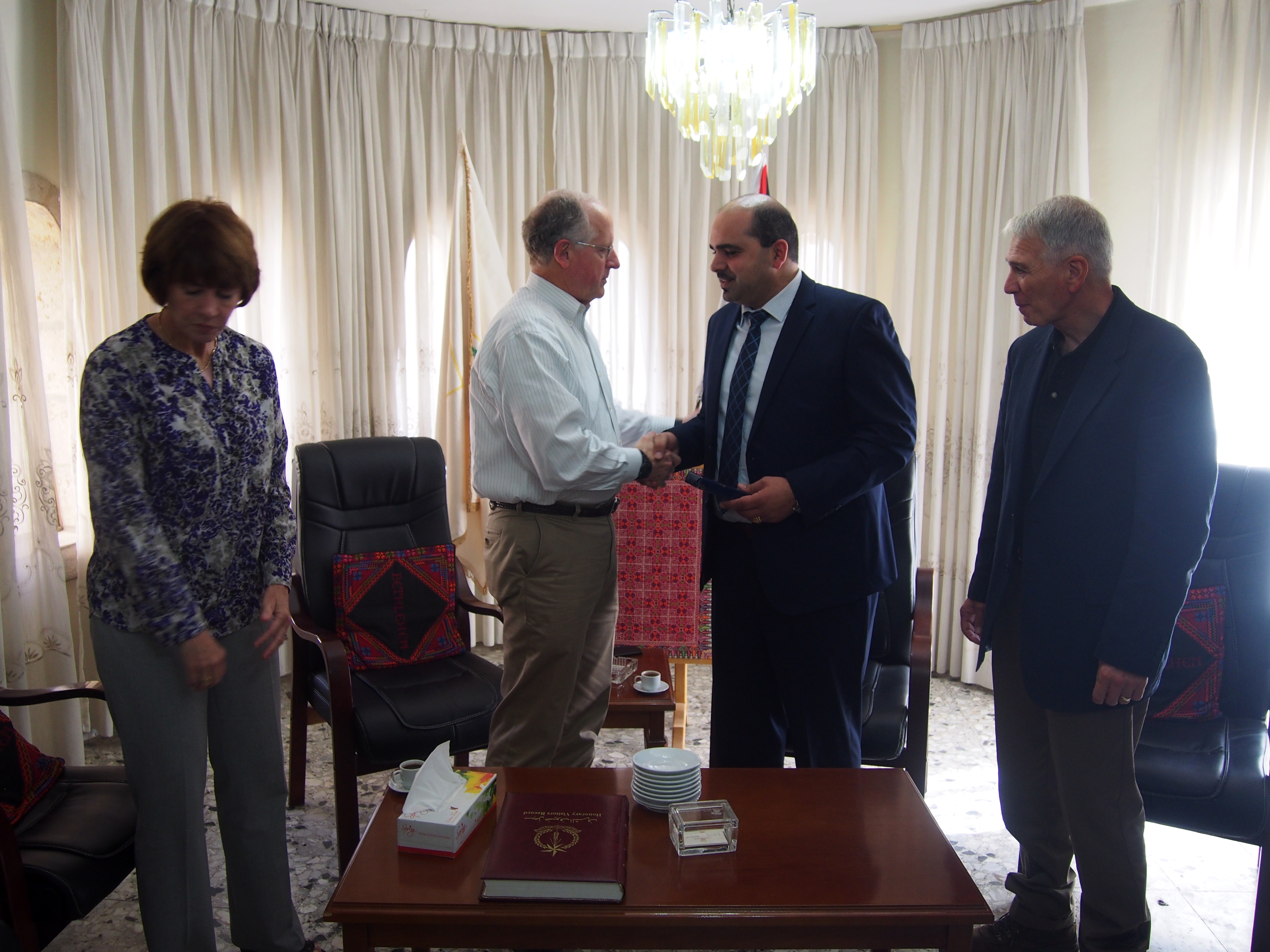 نائب رئيسة بلدية بيت لحم يستقبل عضو الكونغرس الأمريكي مايك كوناوي 