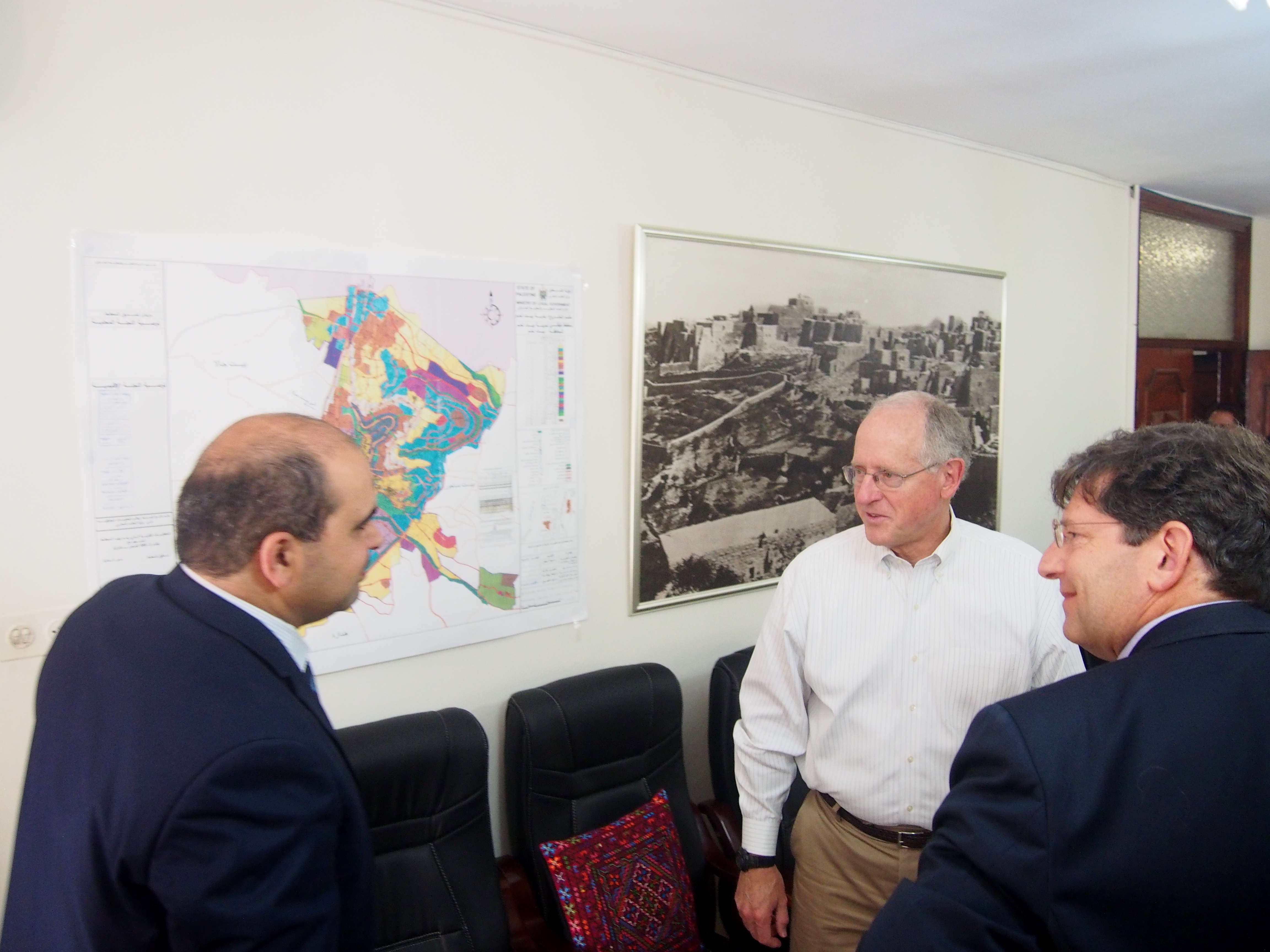 نائب رئيسة بلدية بيت لحم يستقبل عضو الكونغرس الأمريكي مايك كوناوي 