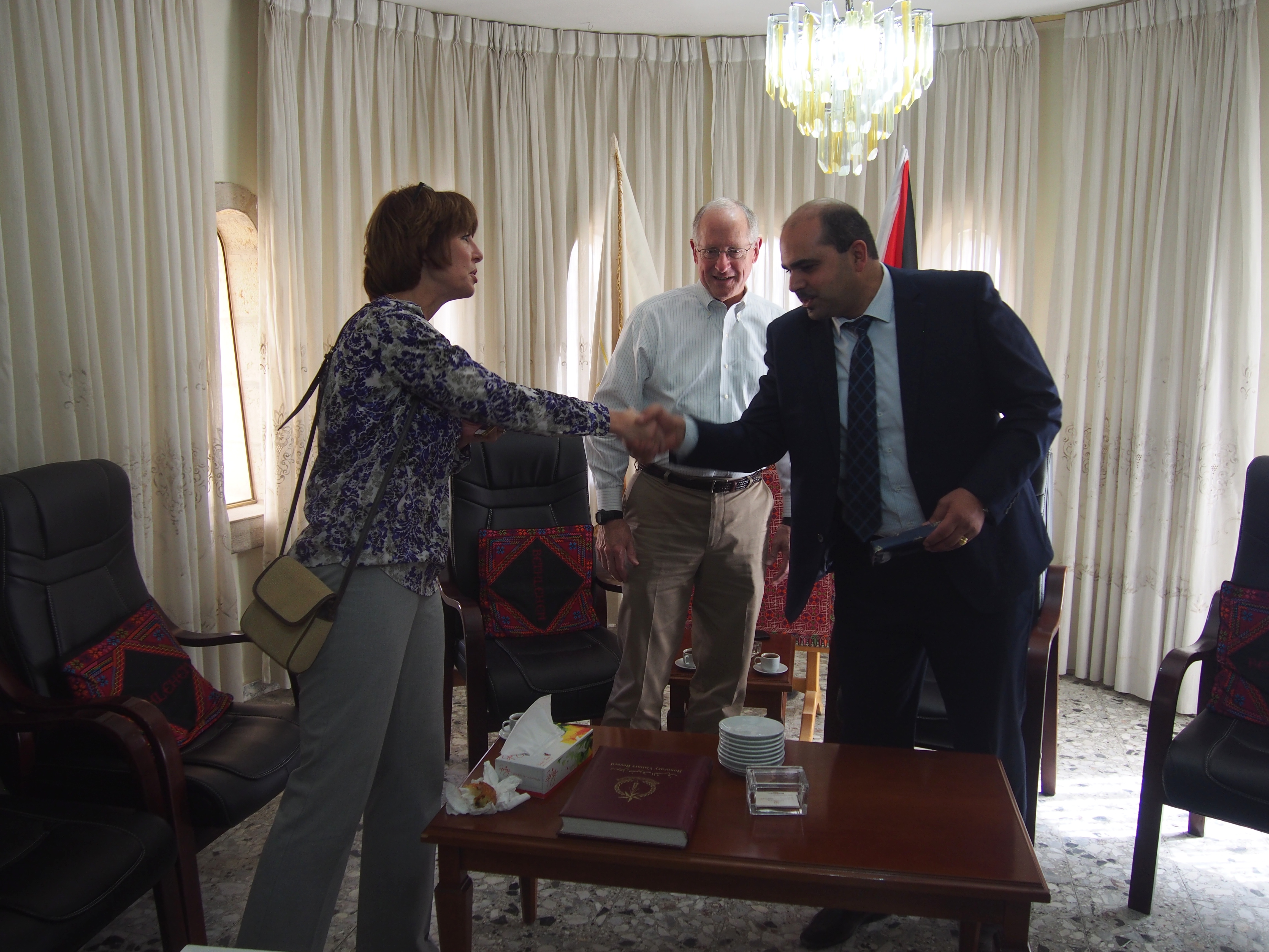 نائب رئيسة بلدية بيت لحم يستقبل عضو الكونغرس الأمريكي مايك كوناوي 