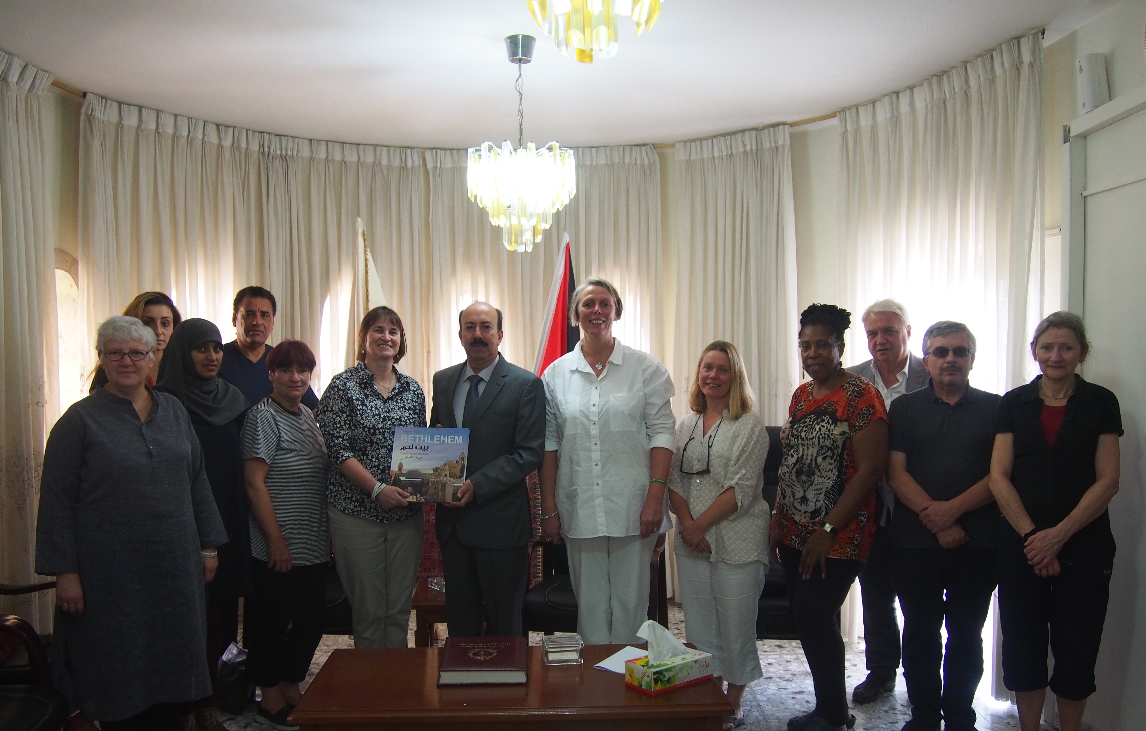 مدير عام بلدية بيت لحم يستقبل وفداً بريطانيا من الإتحاد الوطني للمدرسين 
