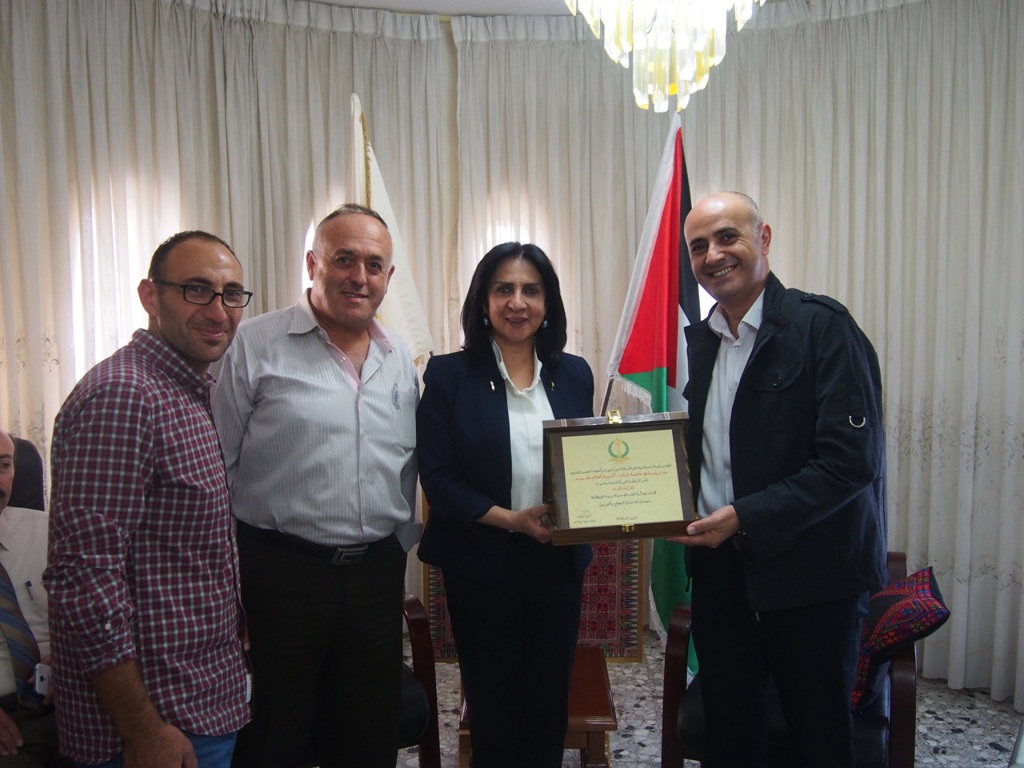 رئيسة بلدية بيت لحم تكرم  فريق نادي عاصمة الميلاد/ أكاديمية أطفال بلا حدود بمناسبة فوزهم في دوري بريشا الإيطالية المتوأمة مع بلدية بيت لحم 