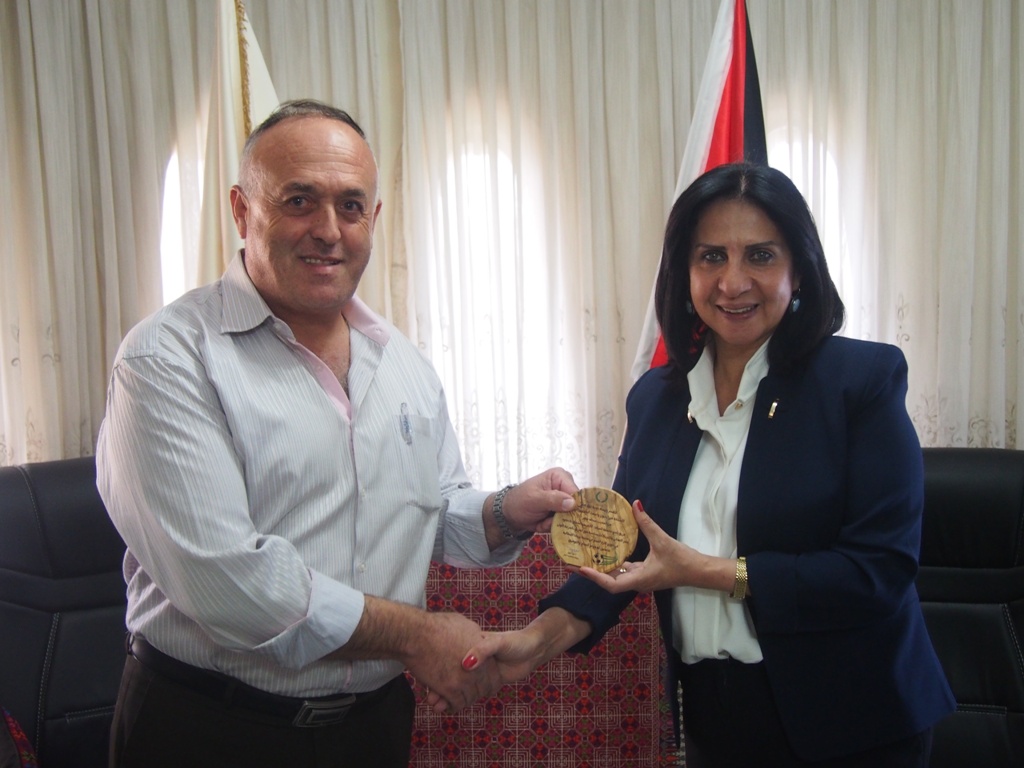 رئيسة بلدية بيت لحم تكرم  فريق نادي عاصمة الميلاد/ أكاديمية أطفال بلا حدود بمناسبة فوزهم في دوري بريشا الإيطالية المتوأمة مع بلدية بيت لحم 