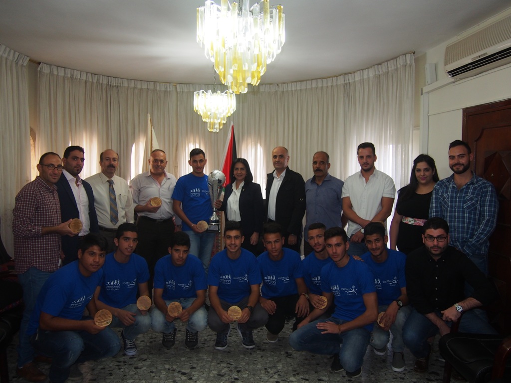 رئيسة بلدية بيت لحم تكرم  فريق نادي عاصمة الميلاد/ أكاديمية أطفال بلا حدود بمناسبة فوزهم في دوري بريشا الإيطالية المتوأمة مع بلدية بيت لحم 