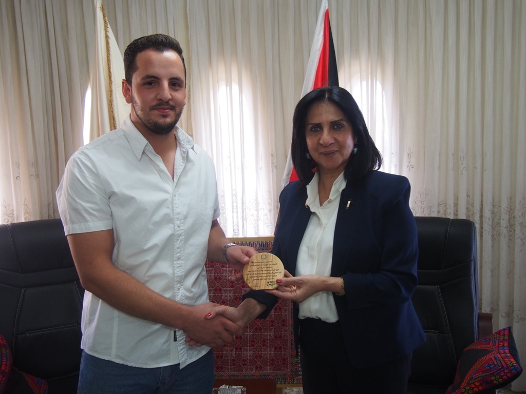 رئيسة بلدية بيت لحم تكرم  فريق نادي عاصمة الميلاد/ أكاديمية أطفال بلا حدود بمناسبة فوزهم في دوري بريشا الإيطالية المتوأمة مع بلدية بيت لحم 