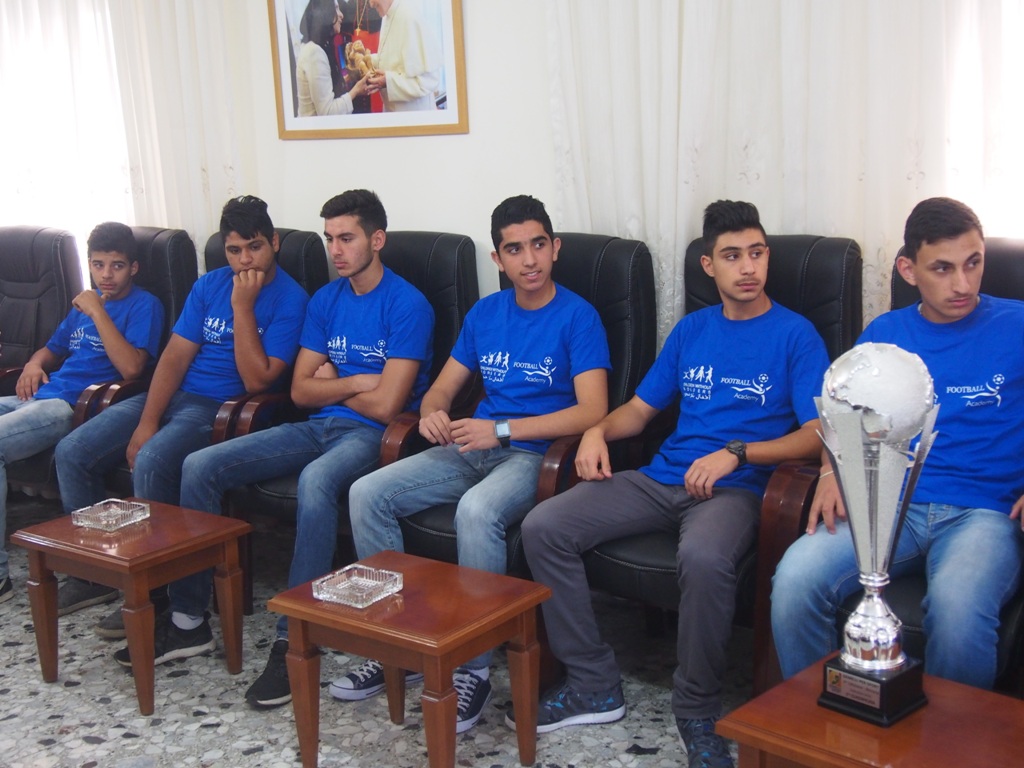 رئيسة بلدية بيت لحم تكرم  فريق نادي عاصمة الميلاد/ أكاديمية أطفال بلا حدود بمناسبة فوزهم في دوري بريشا الإيطالية المتوأمة مع بلدية بيت لحم 