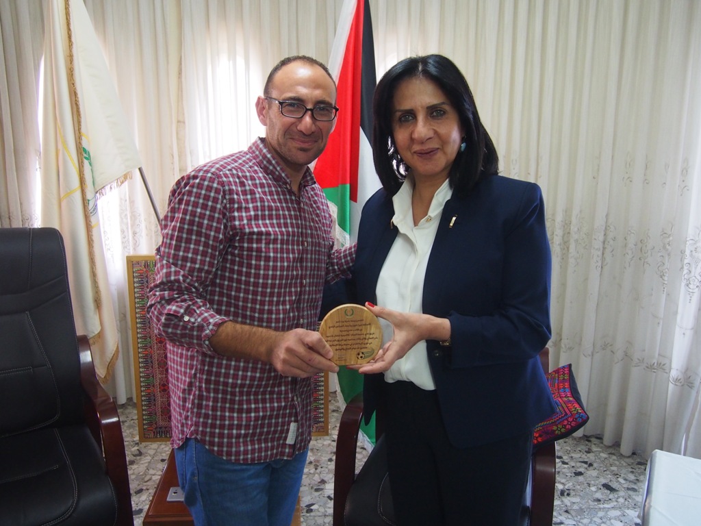 رئيسة بلدية بيت لحم تكرم  فريق نادي عاصمة الميلاد/ أكاديمية أطفال بلا حدود بمناسبة فوزهم في دوري بريشا الإيطالية المتوأمة مع بلدية بيت لحم 