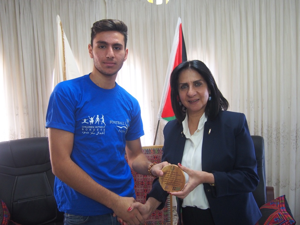 رئيسة بلدية بيت لحم تكرم  فريق نادي عاصمة الميلاد/ أكاديمية أطفال بلا حدود بمناسبة فوزهم في دوري بريشا الإيطالية المتوأمة مع بلدية بيت لحم 