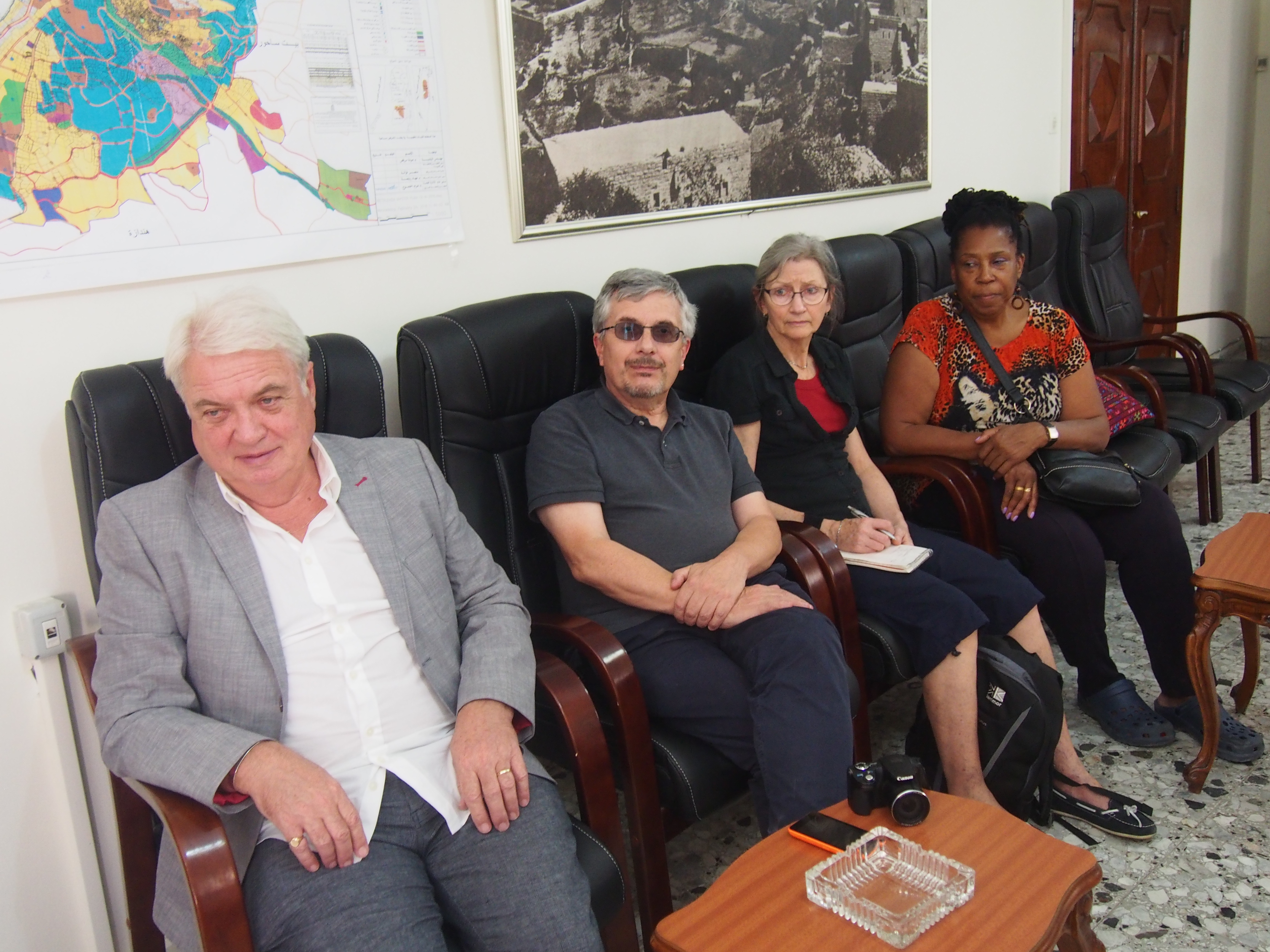 مدير عام بلدية بيت لحم يستقبل وفداً بريطانيا من الإتحاد الوطني للمدرسين 