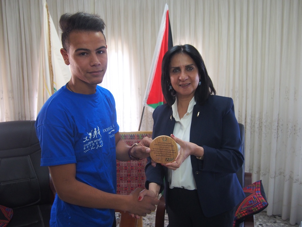 رئيسة بلدية بيت لحم تكرم  فريق نادي عاصمة الميلاد/ أكاديمية أطفال بلا حدود بمناسبة فوزهم في دوري بريشا الإيطالية المتوأمة مع بلدية بيت لحم 