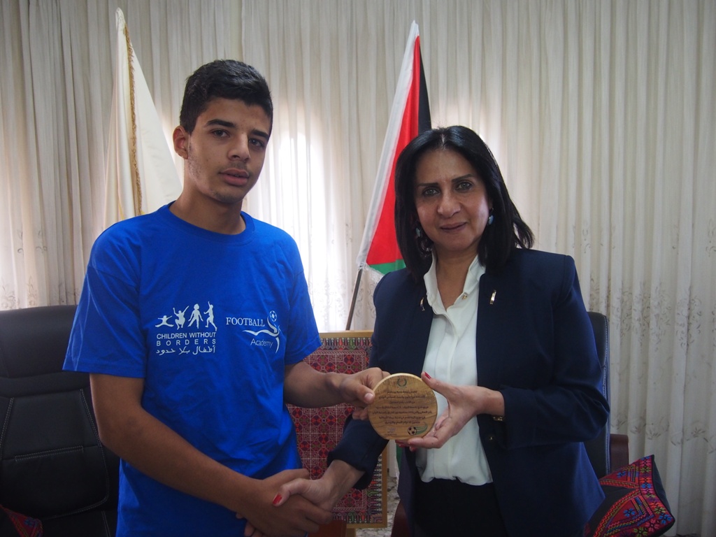 رئيسة بلدية بيت لحم تكرم  فريق نادي عاصمة الميلاد/ أكاديمية أطفال بلا حدود بمناسبة فوزهم في دوري بريشا الإيطالية المتوأمة مع بلدية بيت لحم 