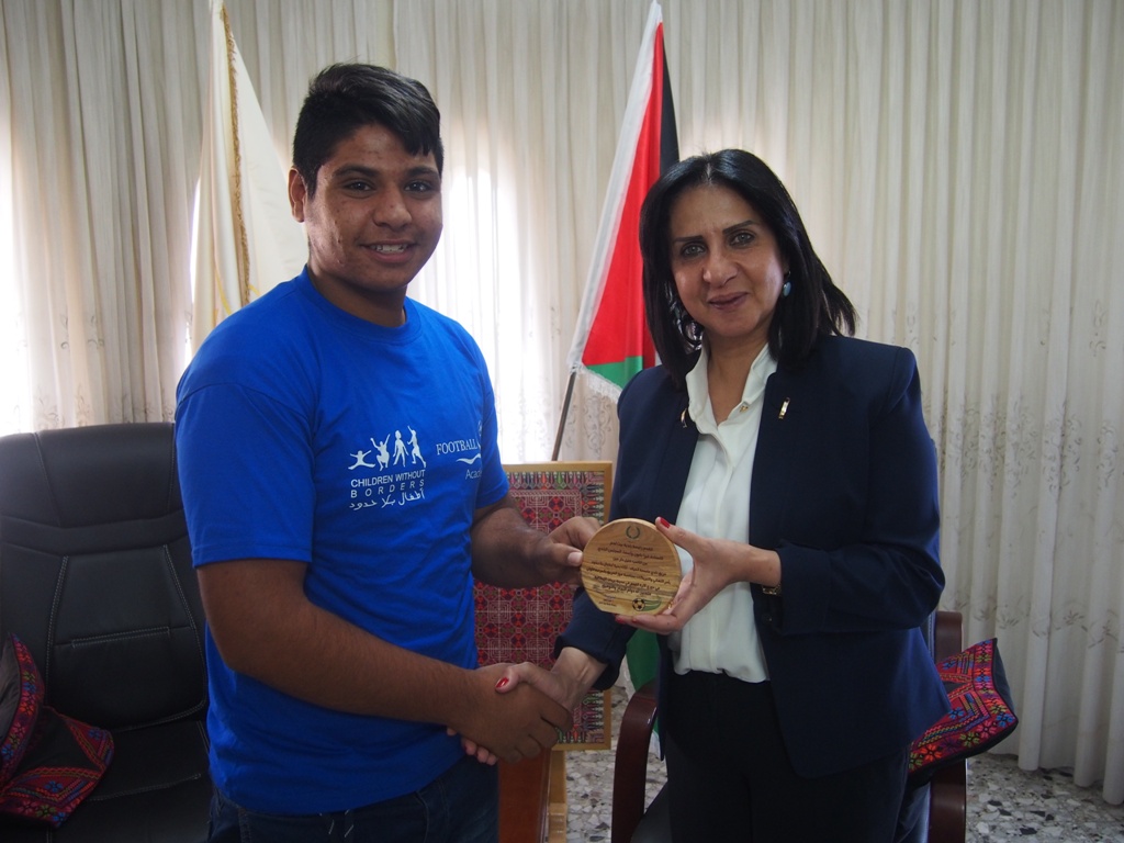 رئيسة بلدية بيت لحم تكرم  فريق نادي عاصمة الميلاد/ أكاديمية أطفال بلا حدود بمناسبة فوزهم في دوري بريشا الإيطالية المتوأمة مع بلدية بيت لحم 