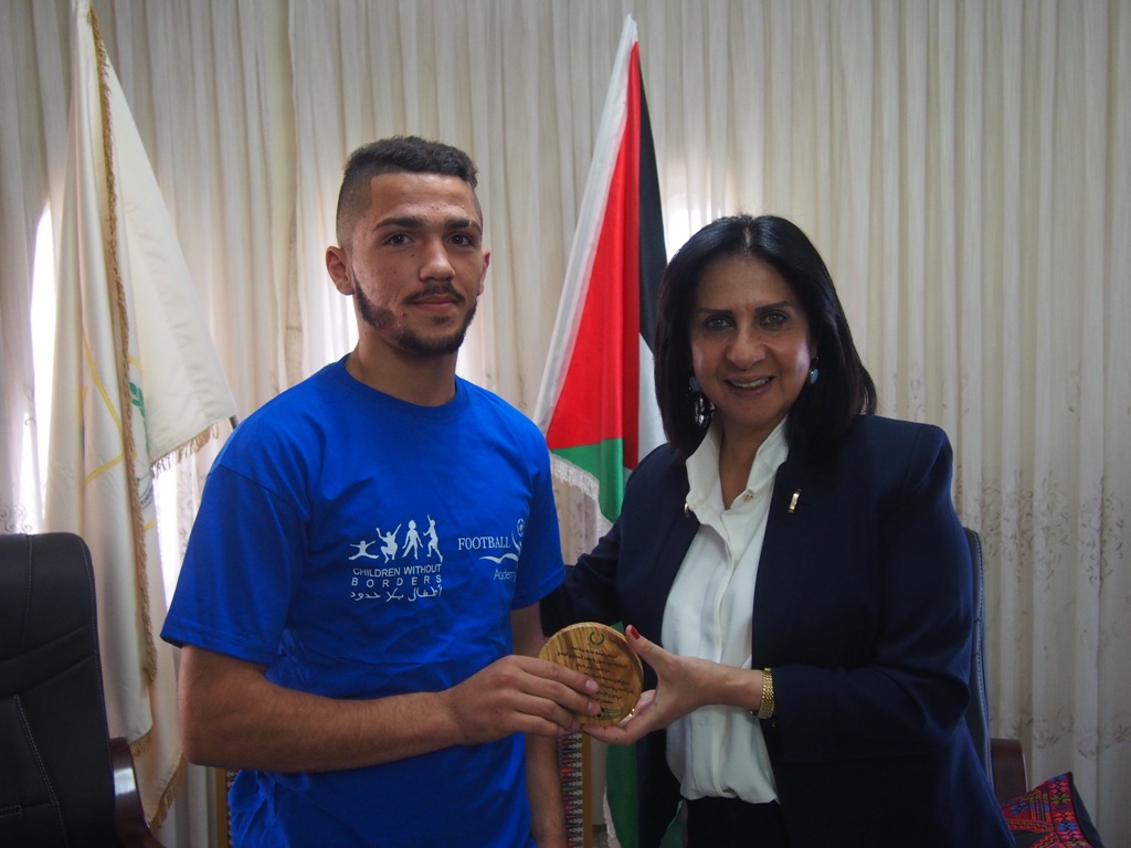 رئيسة بلدية بيت لحم تكرم  فريق نادي عاصمة الميلاد/ أكاديمية أطفال بلا حدود بمناسبة فوزهم في دوري بريشا الإيطالية المتوأمة مع بلدية بيت لحم 