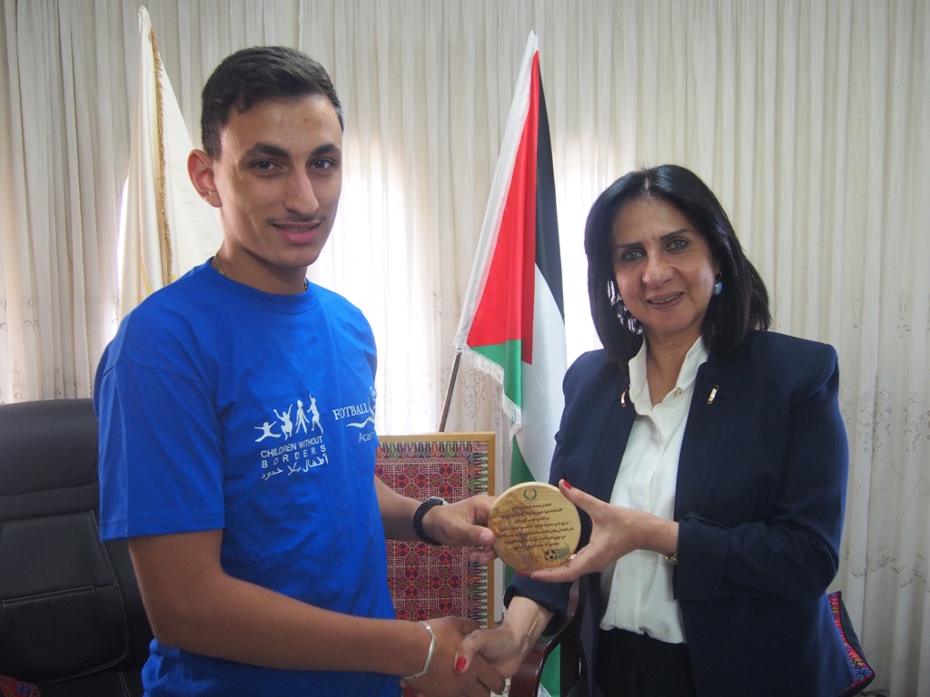 رئيسة بلدية بيت لحم تكرم  فريق نادي عاصمة الميلاد/ أكاديمية أطفال بلا حدود بمناسبة فوزهم في دوري بريشا الإيطالية المتوأمة مع بلدية بيت لحم 
