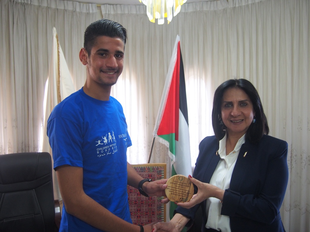 رئيسة بلدية بيت لحم تكرم  فريق نادي عاصمة الميلاد/ أكاديمية أطفال بلا حدود بمناسبة فوزهم في دوري بريشا الإيطالية المتوأمة مع بلدية بيت لحم 