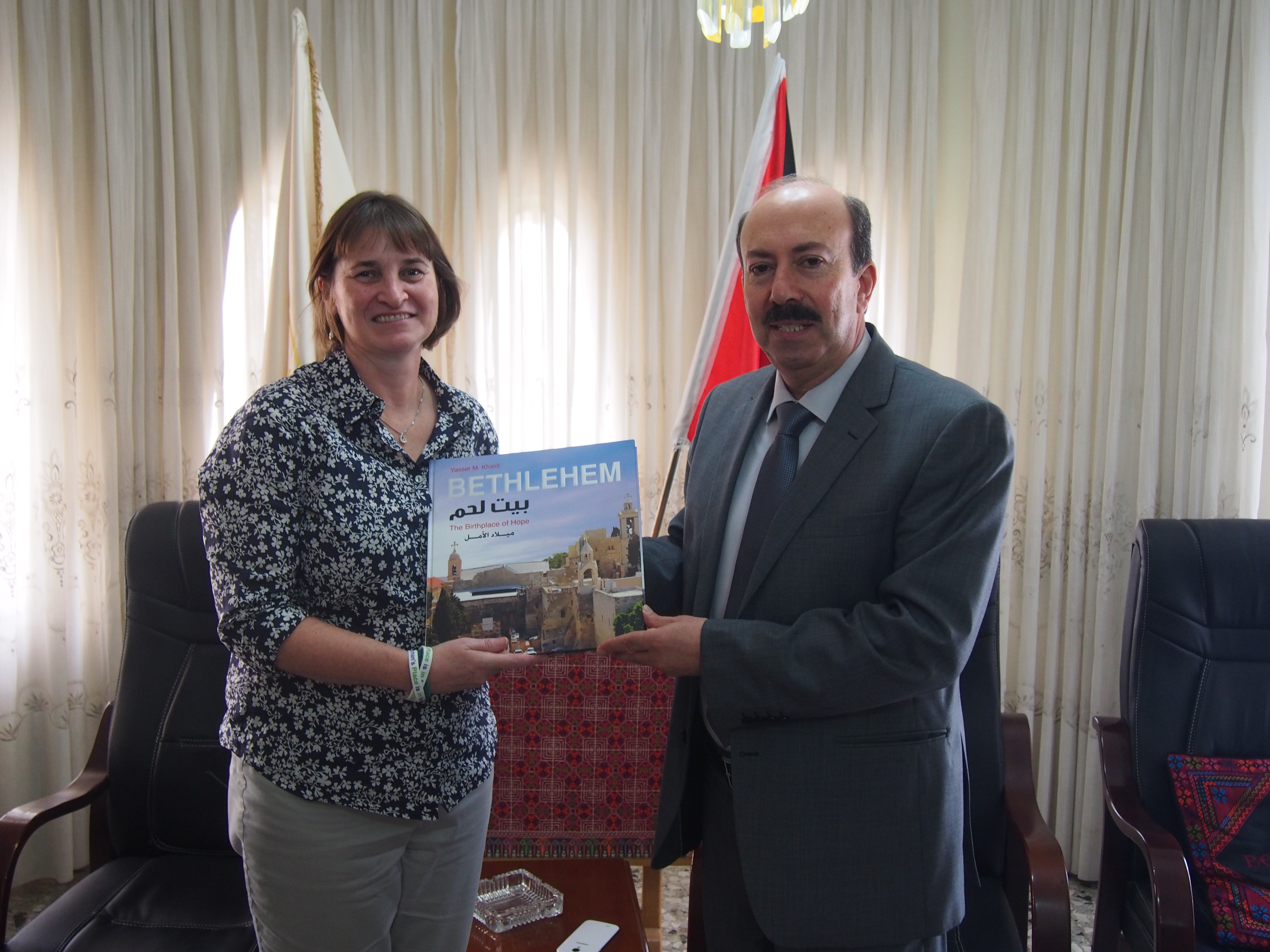 مدير عام بلدية بيت لحم يستقبل وفداً بريطانيا من الإتحاد الوطني للمدرسين 